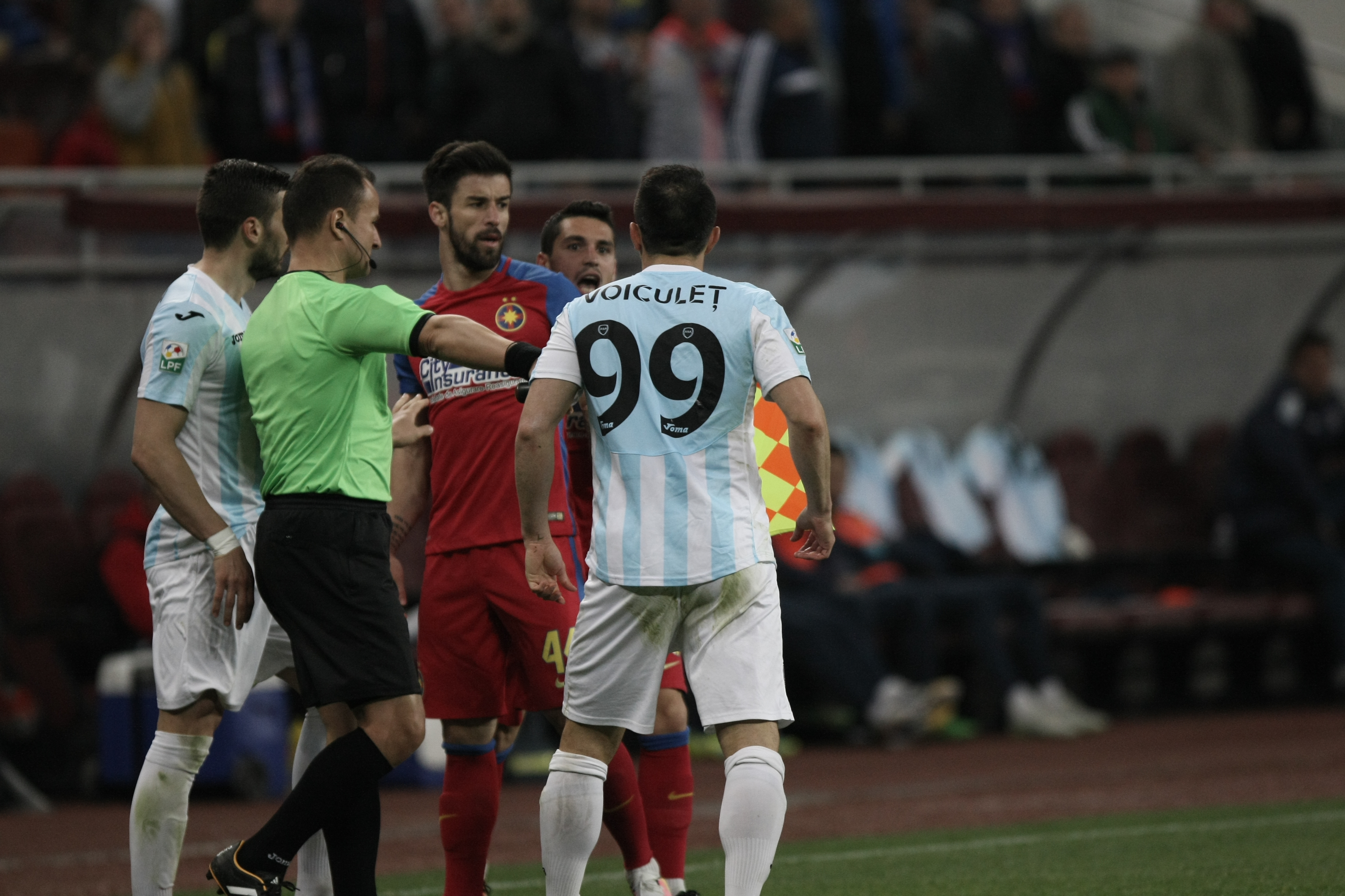 Crăciunescu, revoltat că stewarzii au intrat pe teren la meciul Steaua - ASA: ”Ce facem, aducem trupele speciale?” | GALERIE FOTO