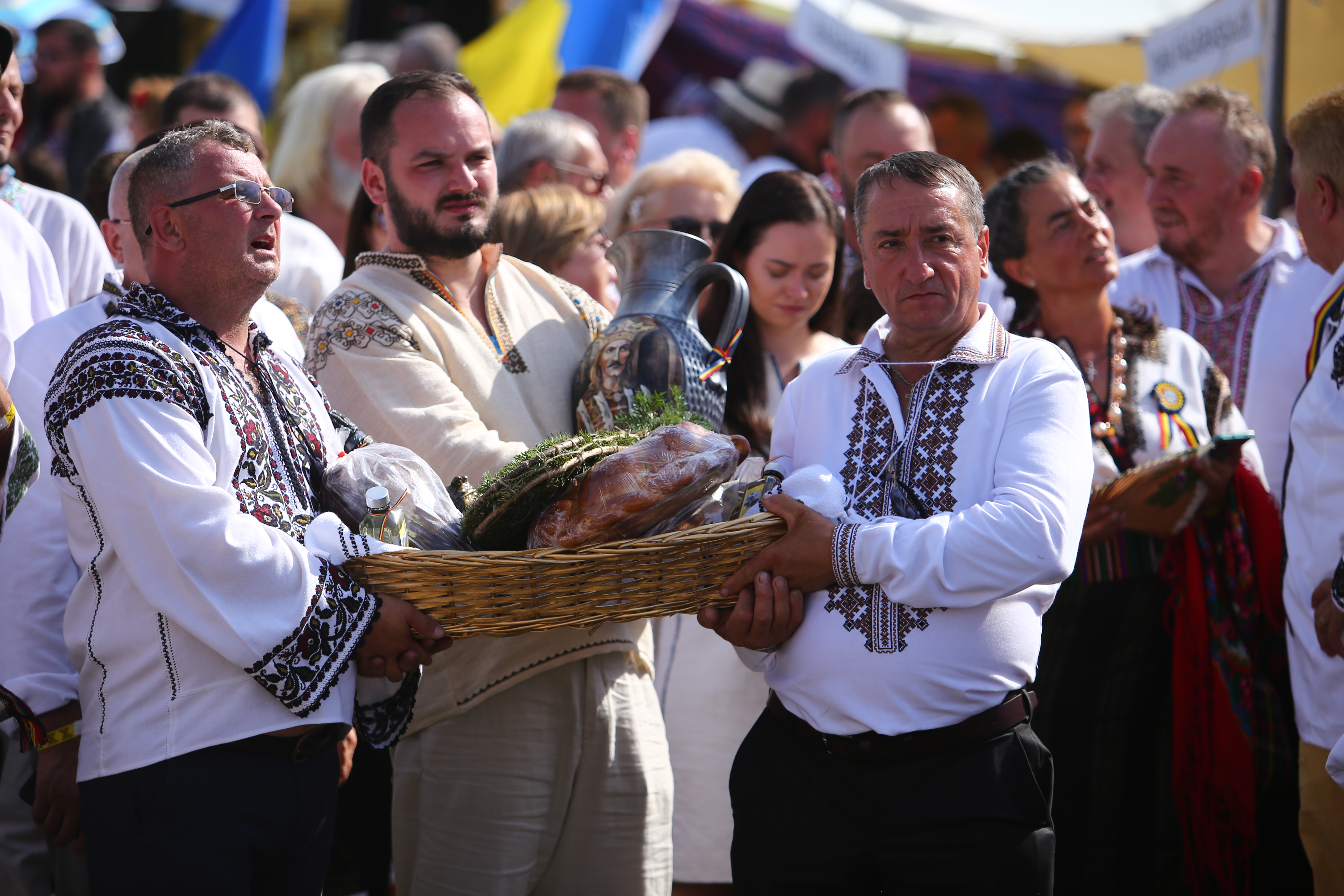 O mireasă și două nunți. Cum a petrecut poporul în vale, iar ceilalți invitați, în deal, la căsătoria „domnului AUR”, George Simion