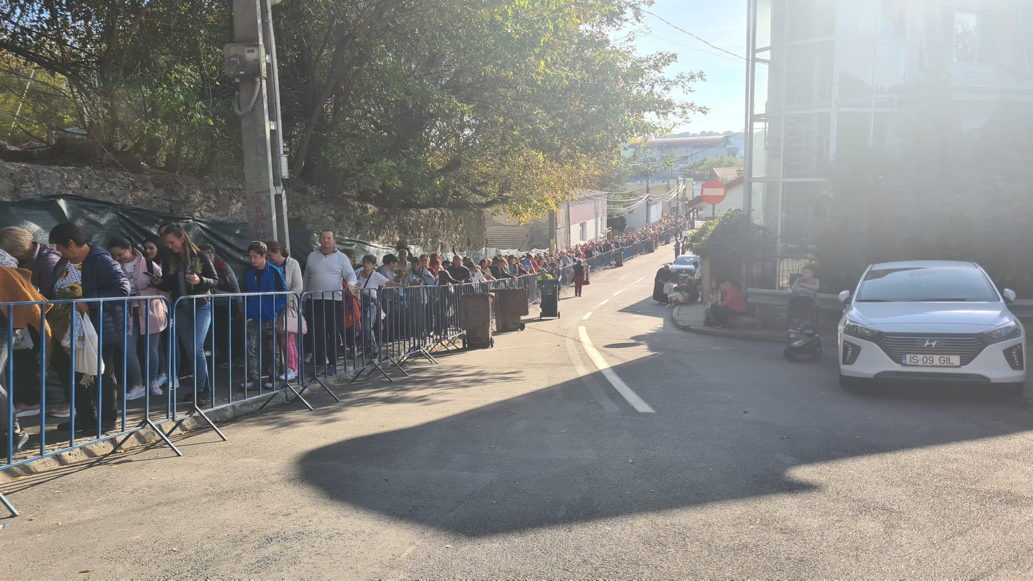 Teama de război a intrat în rugăciunile pelerinilor de la Sfânta Parascheva. „Să ne ferească Sfânta de toți cei răi!”