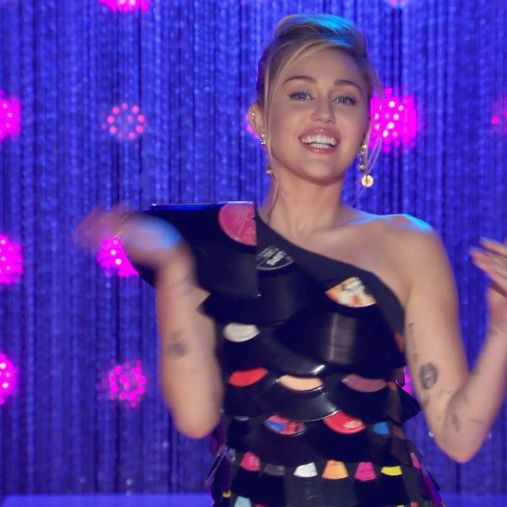 Miley Cyrus, apariție excentrică într-o rochie făcută numai din ace de siguranță. Artista i-a adus un omagiu Tinei Turner la premiile Grammy 2024