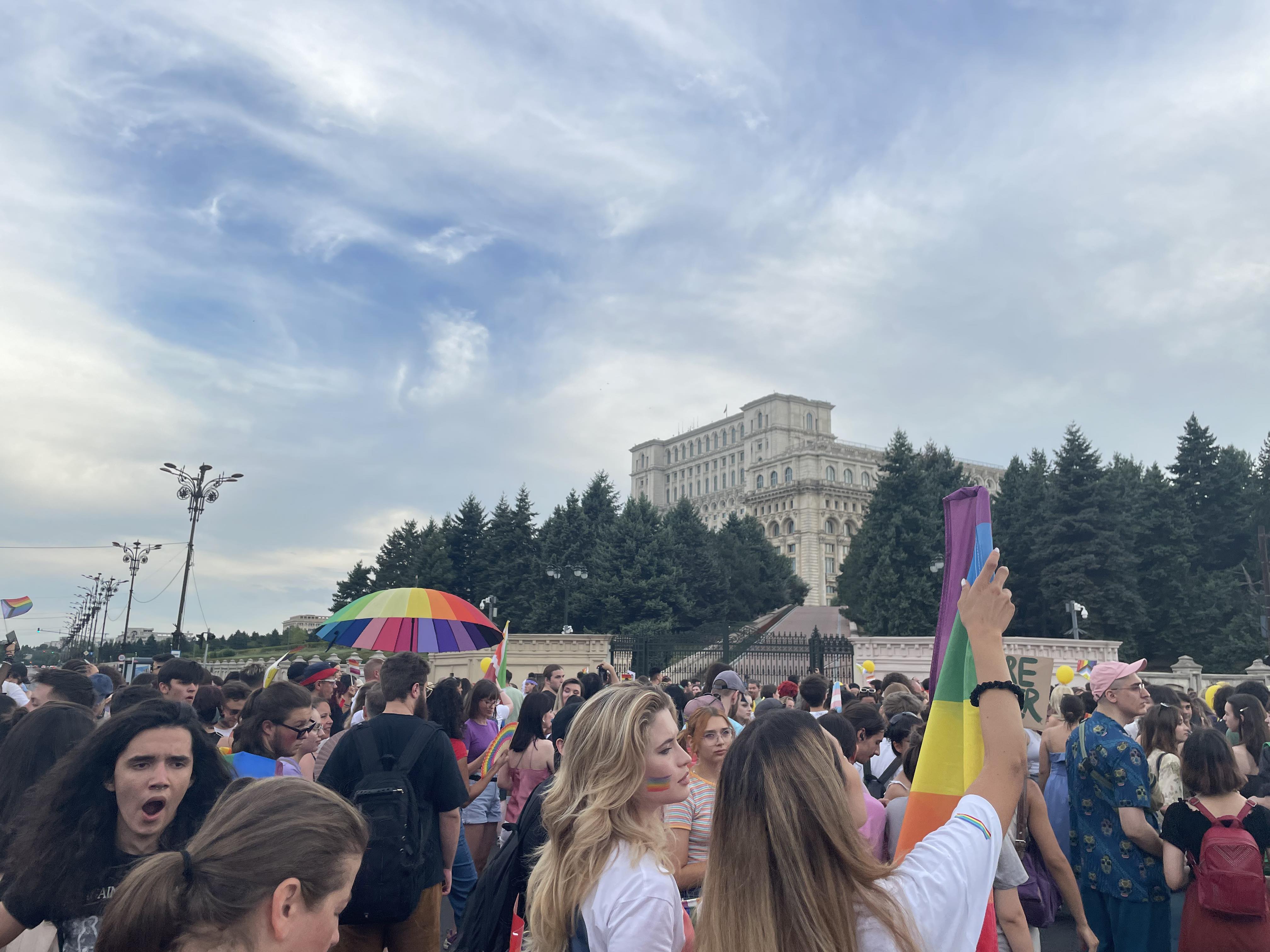Aproape 25.000 de oameni au participat la Bucharest Pride, la câteva ore după ce 150 de persoane au luat parte la „Marșul normalității”