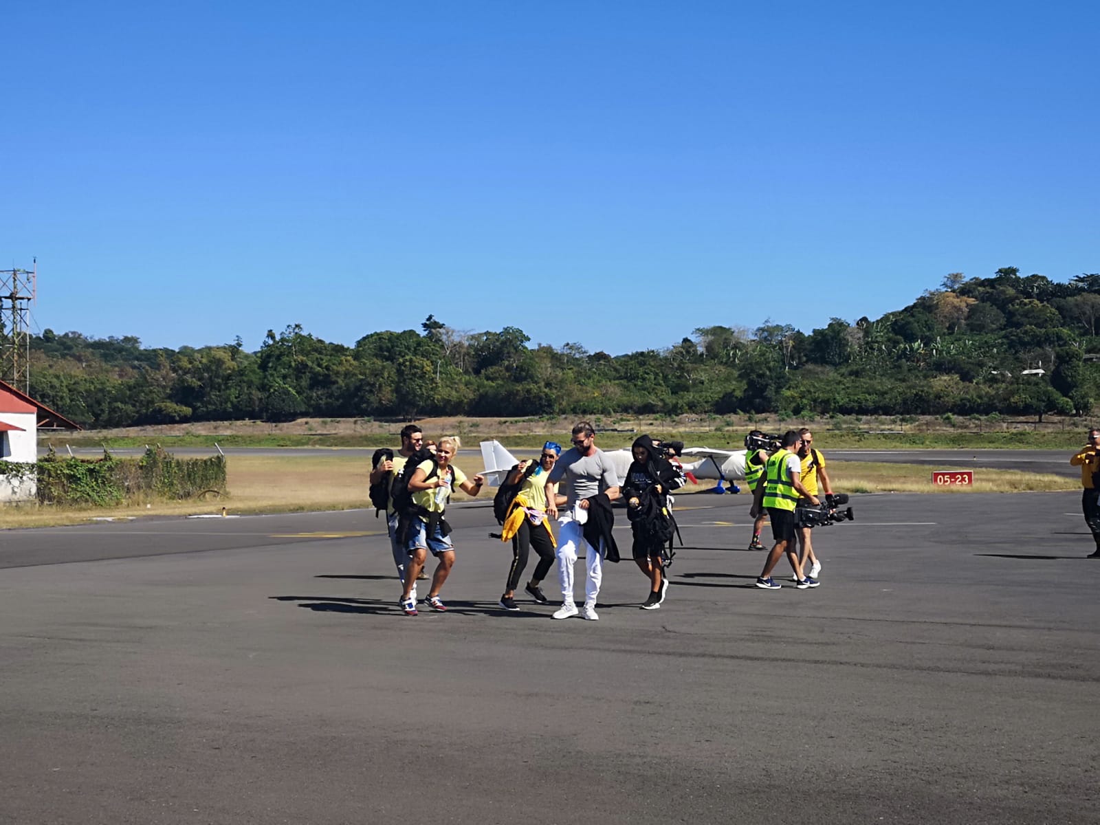 Dupã un zbor de aproape 24 de ore, cei 21 de membri ai celor trei triburi au ajuns în Madagascar | FOTO