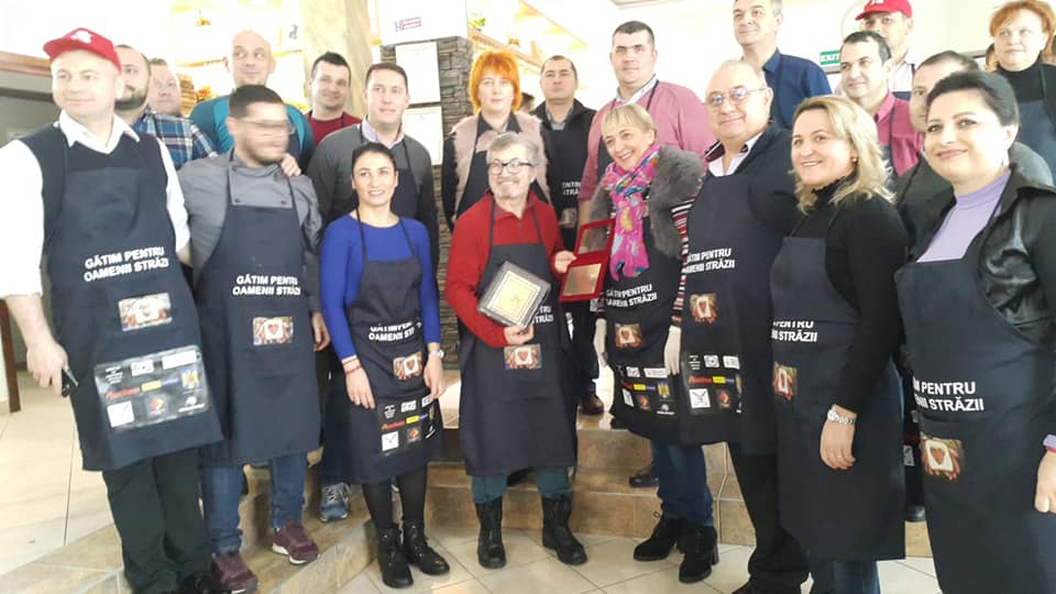 Chef Petrișor Tănase a gătit două zile pentru 250 de nevoiași din Bacău. I-a hrănit cu ciorbă, gulaș și brioșe
