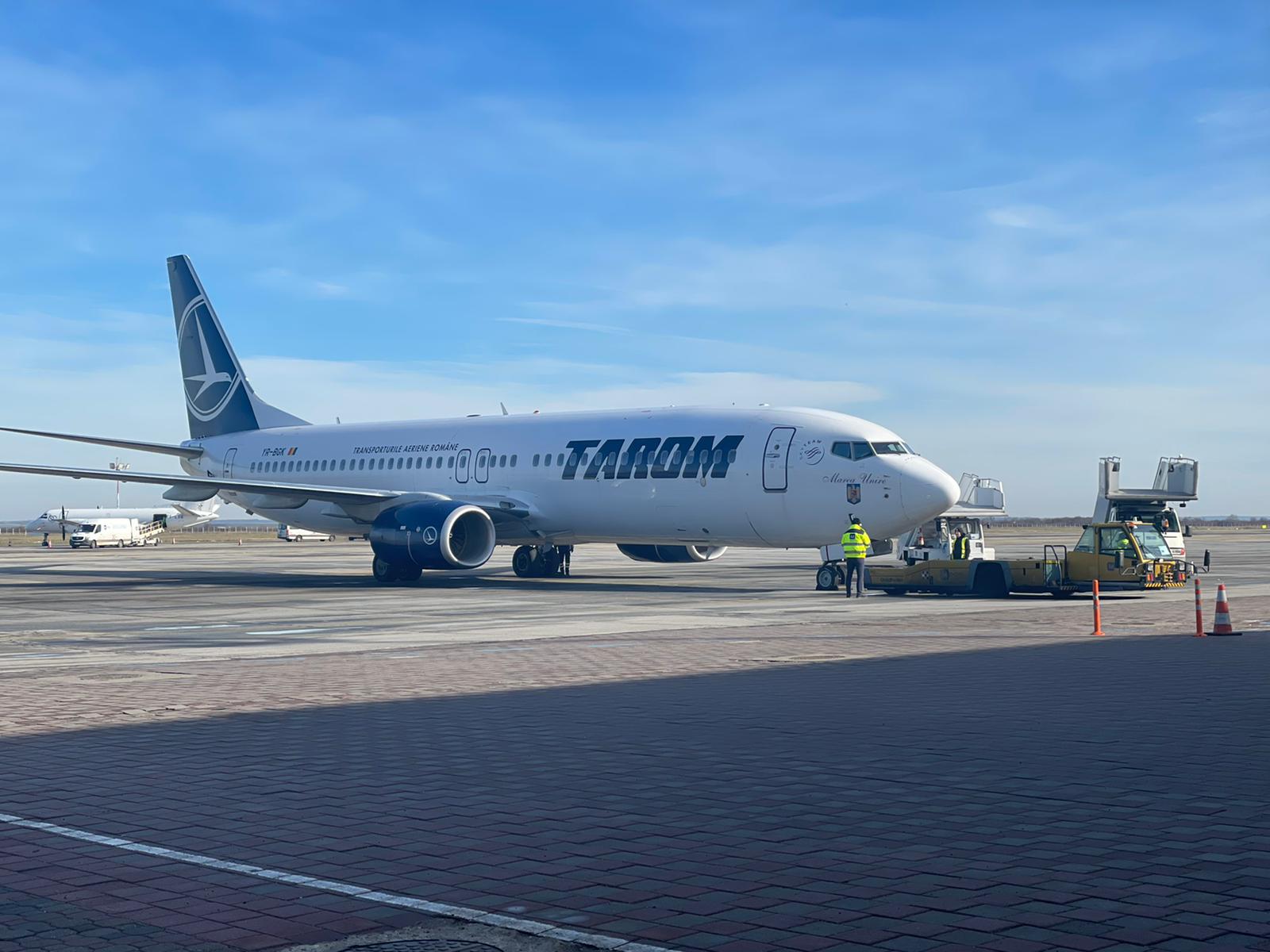 Avionul care a aterizat de urgență pe Aeroportul din Timișoara și-a reluat cursa spre Madrid. Pasagera care a leșinat în timpul zborului, suspectă de COVID-19