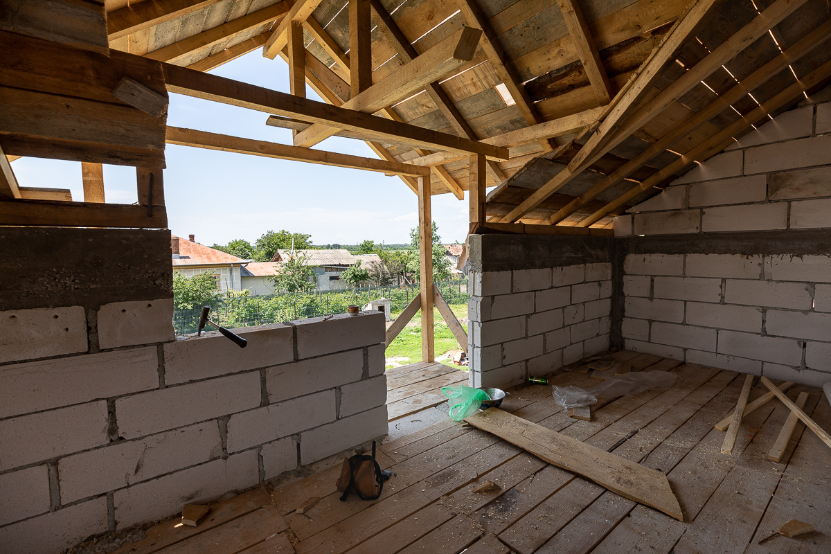 Crește casa lui Georgică. Băiatul de 16 ani din Dâmbovița care vindea bălegar pentru a-și ridica un cămin a petrecut prima noapte sub propriul acoperiș. Mai are nevoie de ajutor ca s-o termine