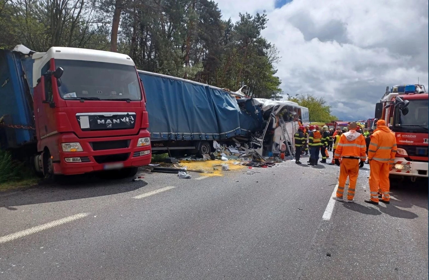 Șofer român de TIR șocat când a coborât din cabină, un autocar a intrat în camionul lui cu 100 km/h, în Slovacia. Un mort și 59 de răniți