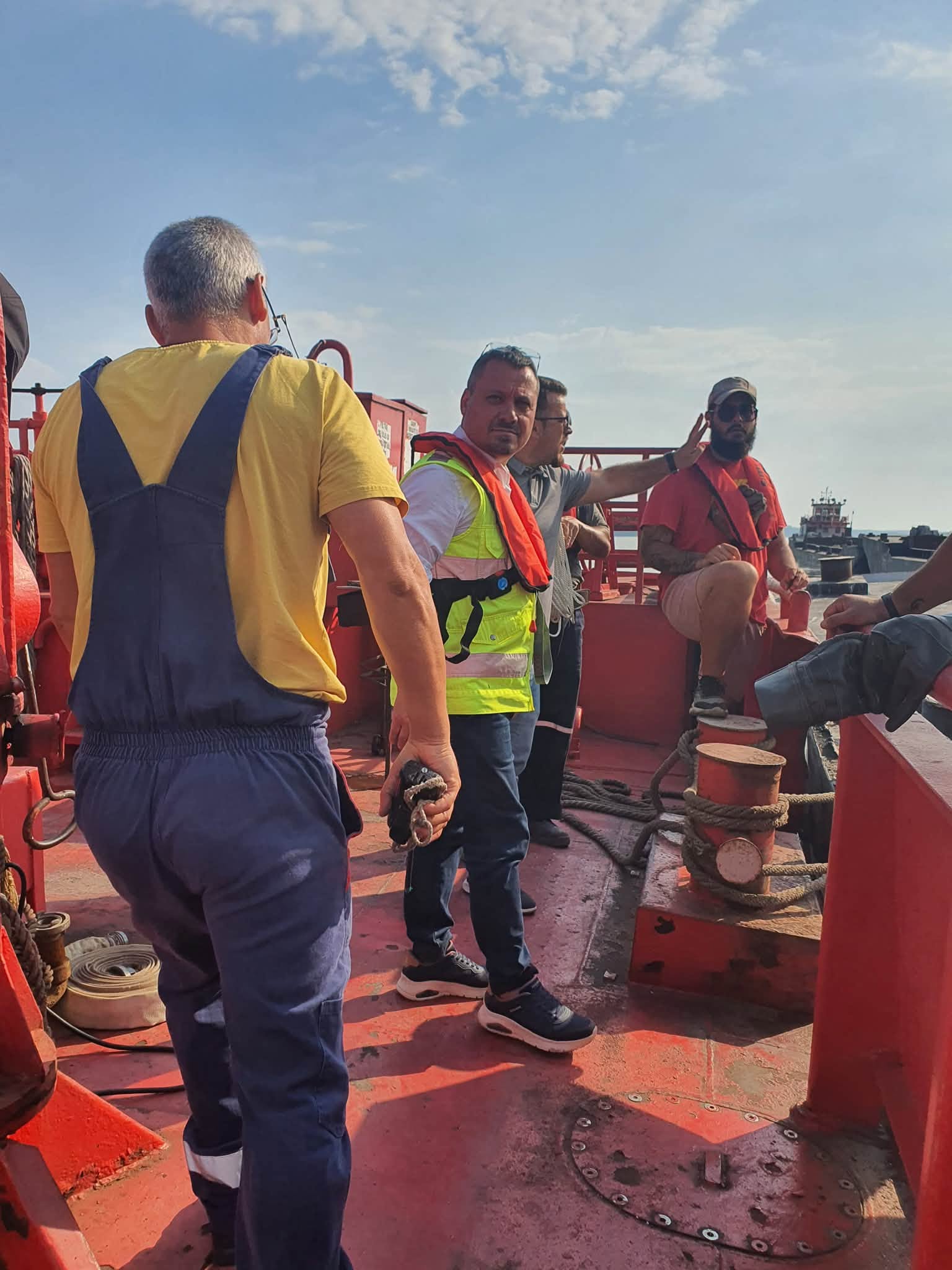 Imagini noi cu scufundarea celor patru barje în Dunăre. Cine sunt căpitanii care au ajutat la operațiune