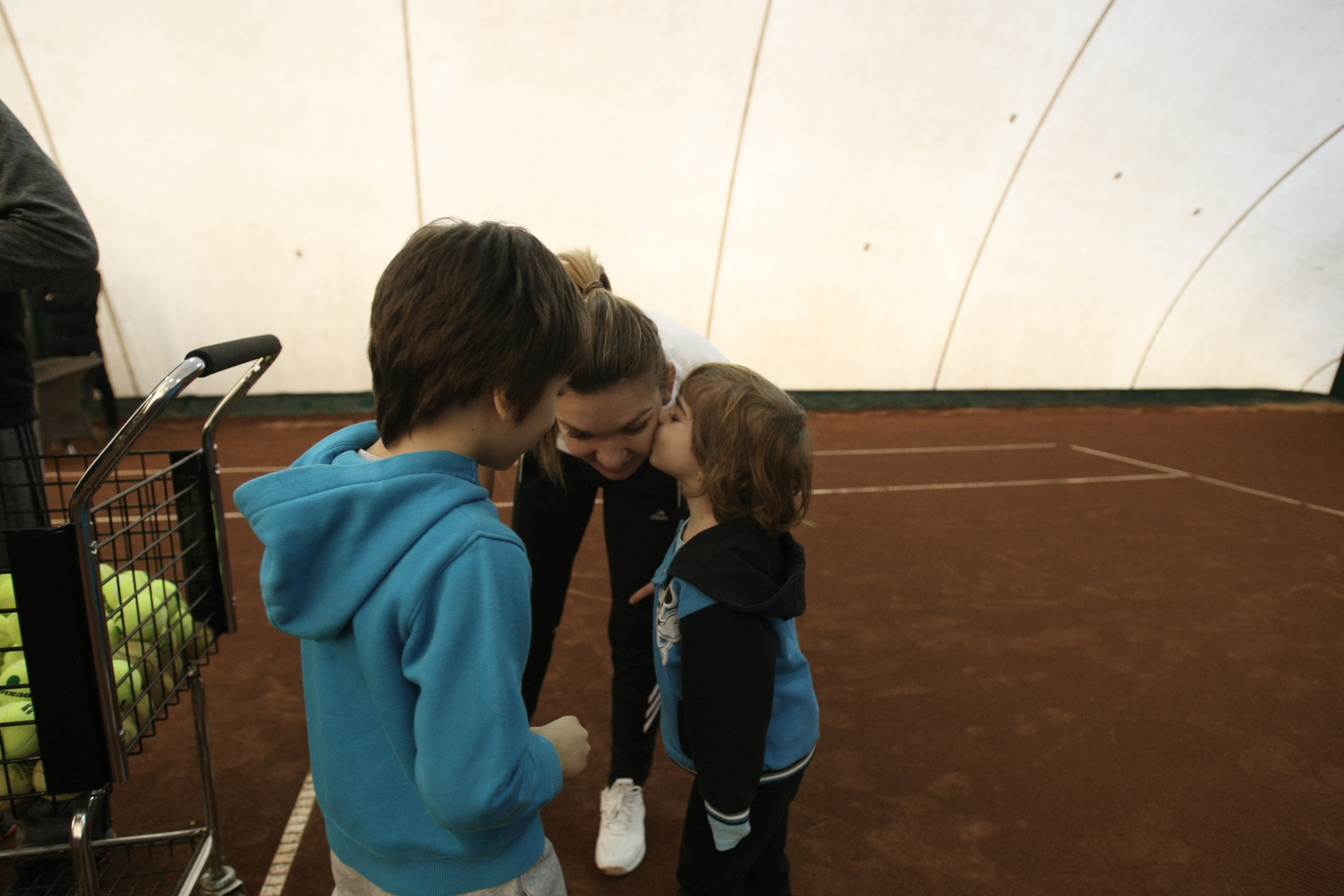 Simona Halep și-a luat energie de la copii! Un fost fotbalist stelist și-a adus fata, ca să ia autograf de la campioană / GALERIE FOTO