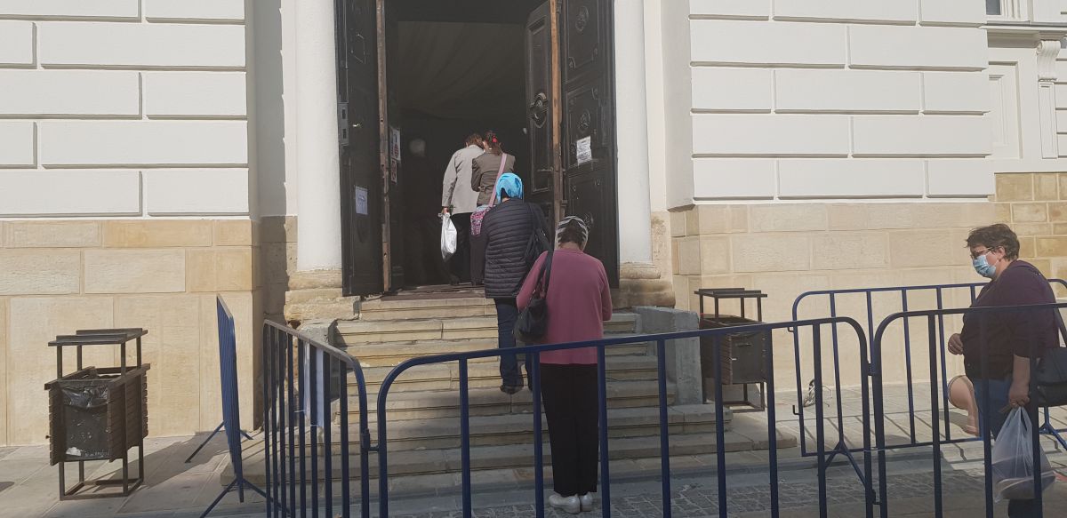 În pandemie, pelerinii Sfintei Parascheva se roagă doar cu buletinul și speră la vremuri mai bune. “N-am văzut niciodată așa ceva!”