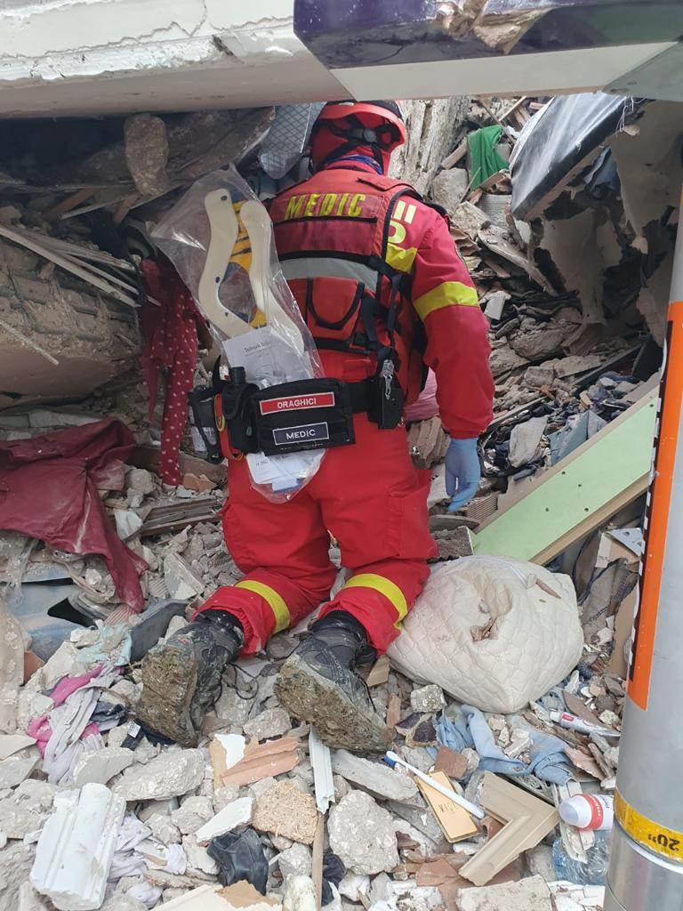 Imagini din timpul misiunii de recuperare de sub dărâmături a unei familii din Turcia, de către salvatorii români