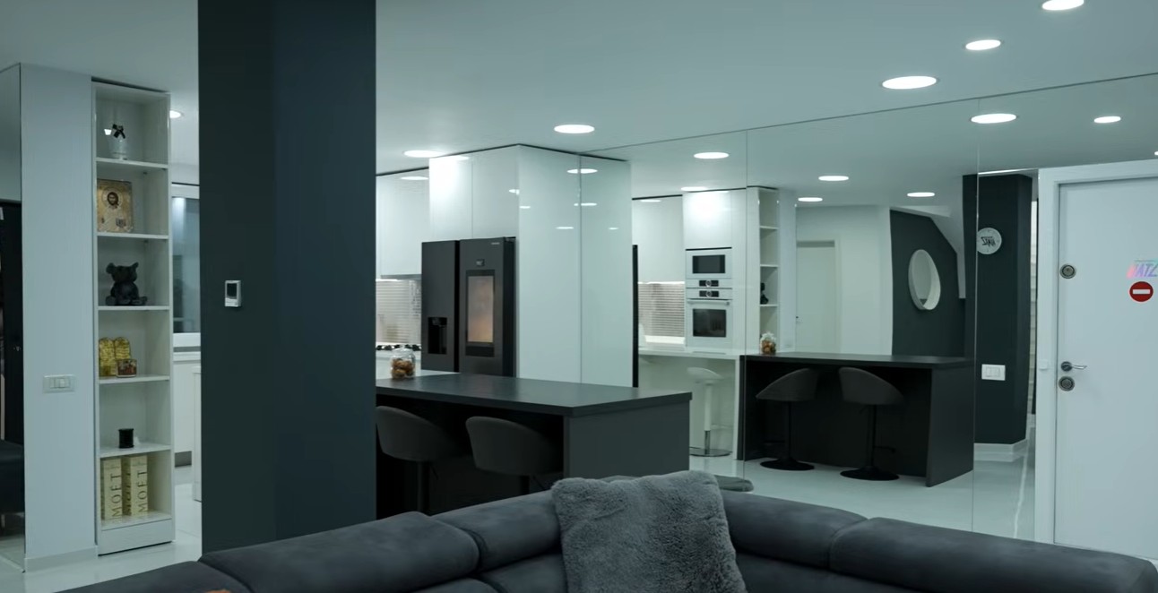 Imagini cu casa din Domnești în care locuiește Dorian Popa. Artistul a renovat-o complet