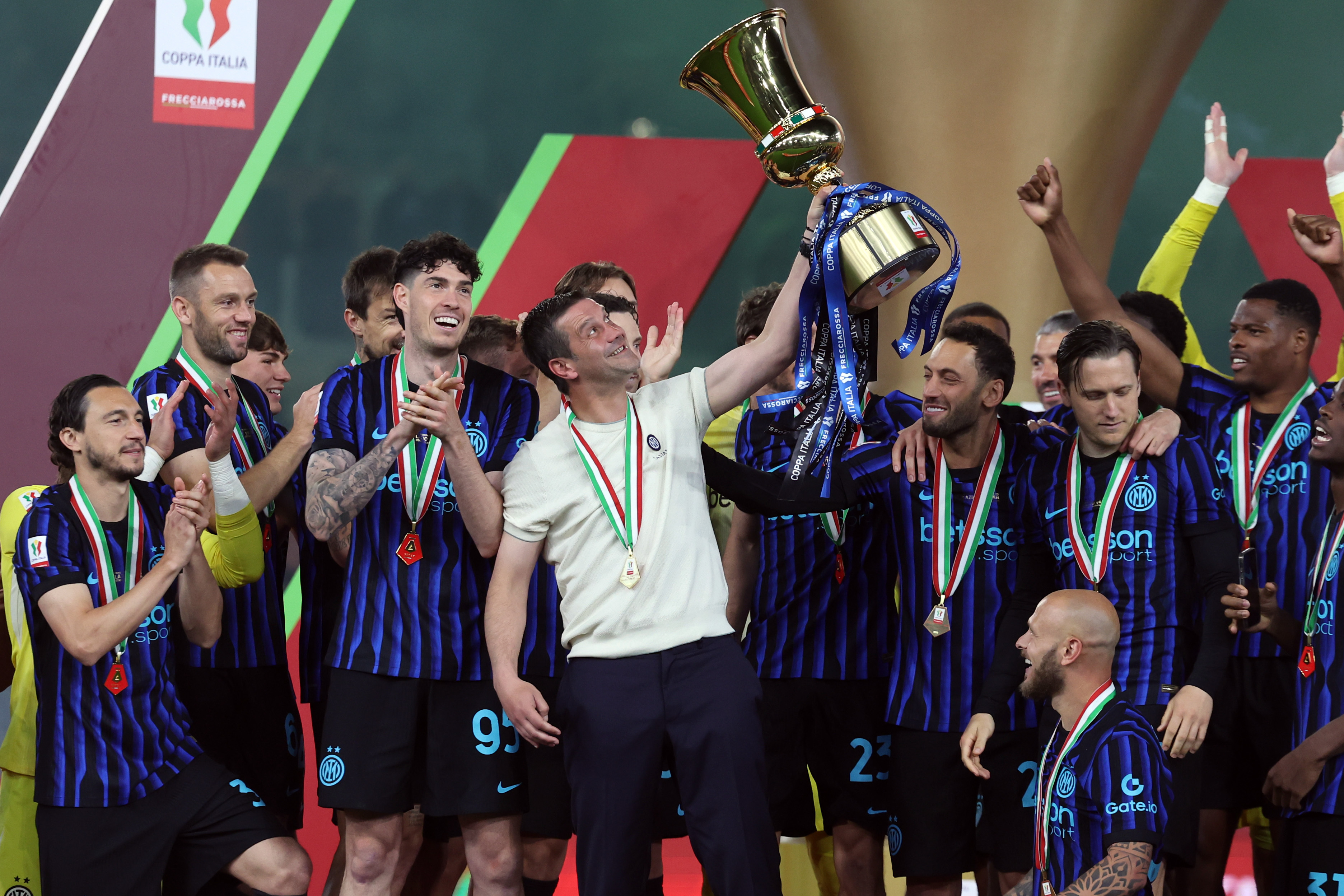 Cristi Chivu, imagine emoționantă după câștigarea Cupei Italiei. Și-a îmbrățișat soția și fiicele chiar pe teren