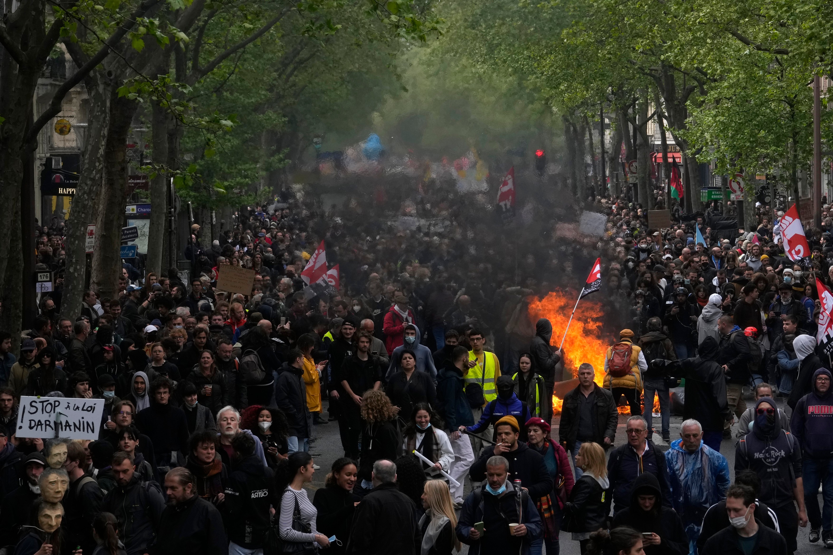 Proteste violente în Franța: 108 polițiști și jandarmi au fost răniți, aproape 300 de manifestanți, arestați