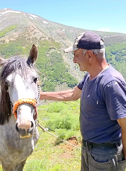 Povestea bărbatului care trăiește de 40 de ani în sălbăticie, alături de urși și de lupi, la 2.200 de metri altitudine: „Mai bine aici decât să merg într-o vacanță la Antalya”