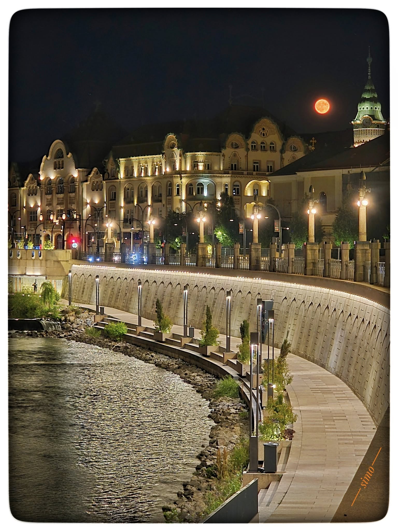 Cum s-a văzut „Luna Căpșună” pe cerul României. Imaginile impresionante din toată țara
