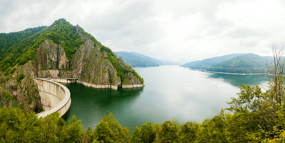 Când se reumple lacul Vidraru: a fost adus inclusiv un elicopter la baraj