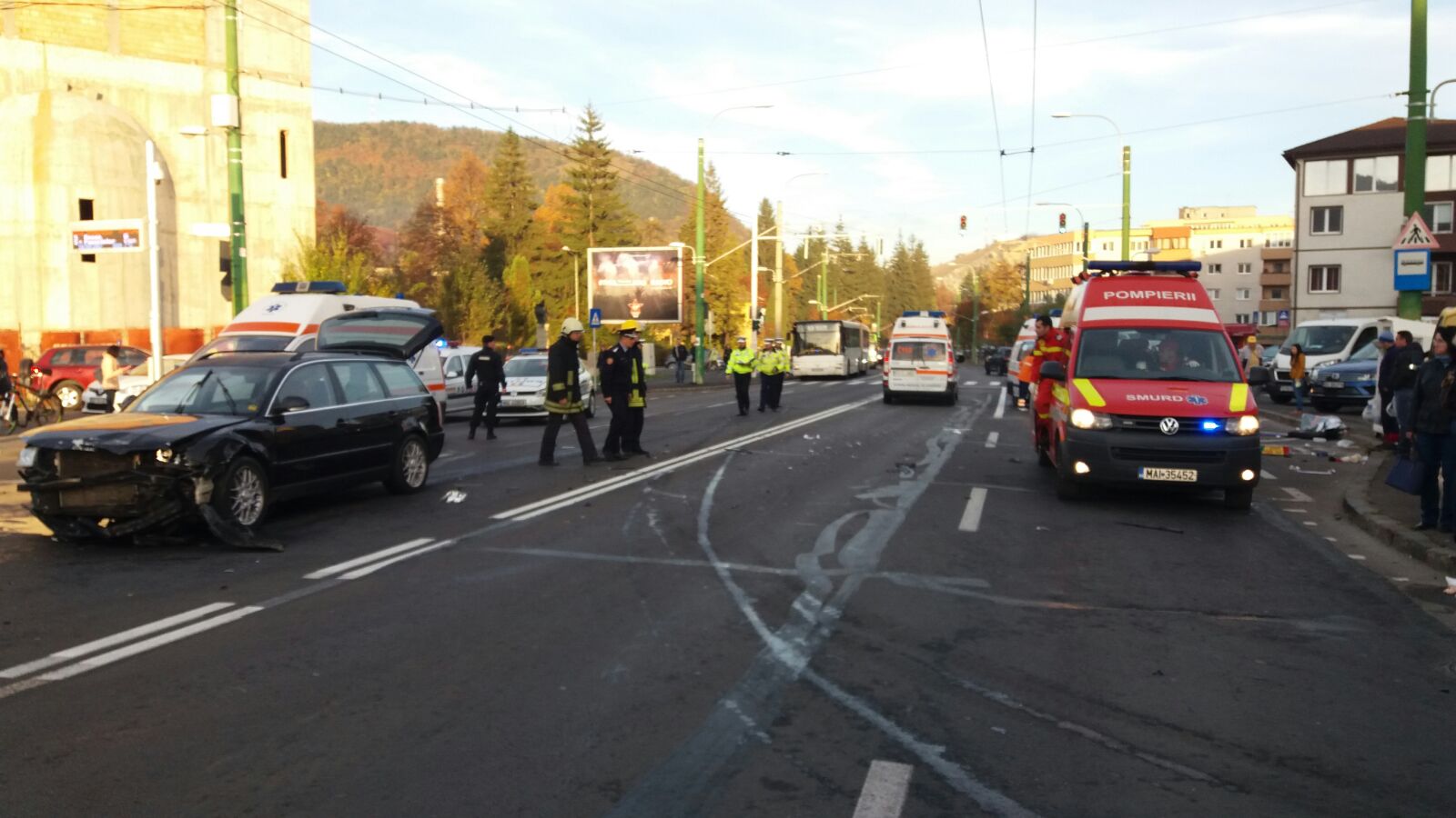 UPDATE: Doi copii și trei adulţi au fost răniţi la Braşov, după ce trei mașini s-au ciocnit într-o intersecţie| FOTO&VIDEO