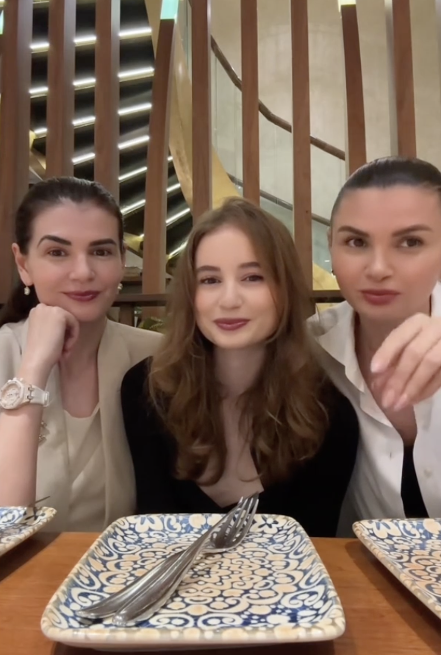 Cum a filmat-o Irina Columbeanu pe Monica Gabor. S-au întâlnit în Dubai, unde petrec timp cu Ramona