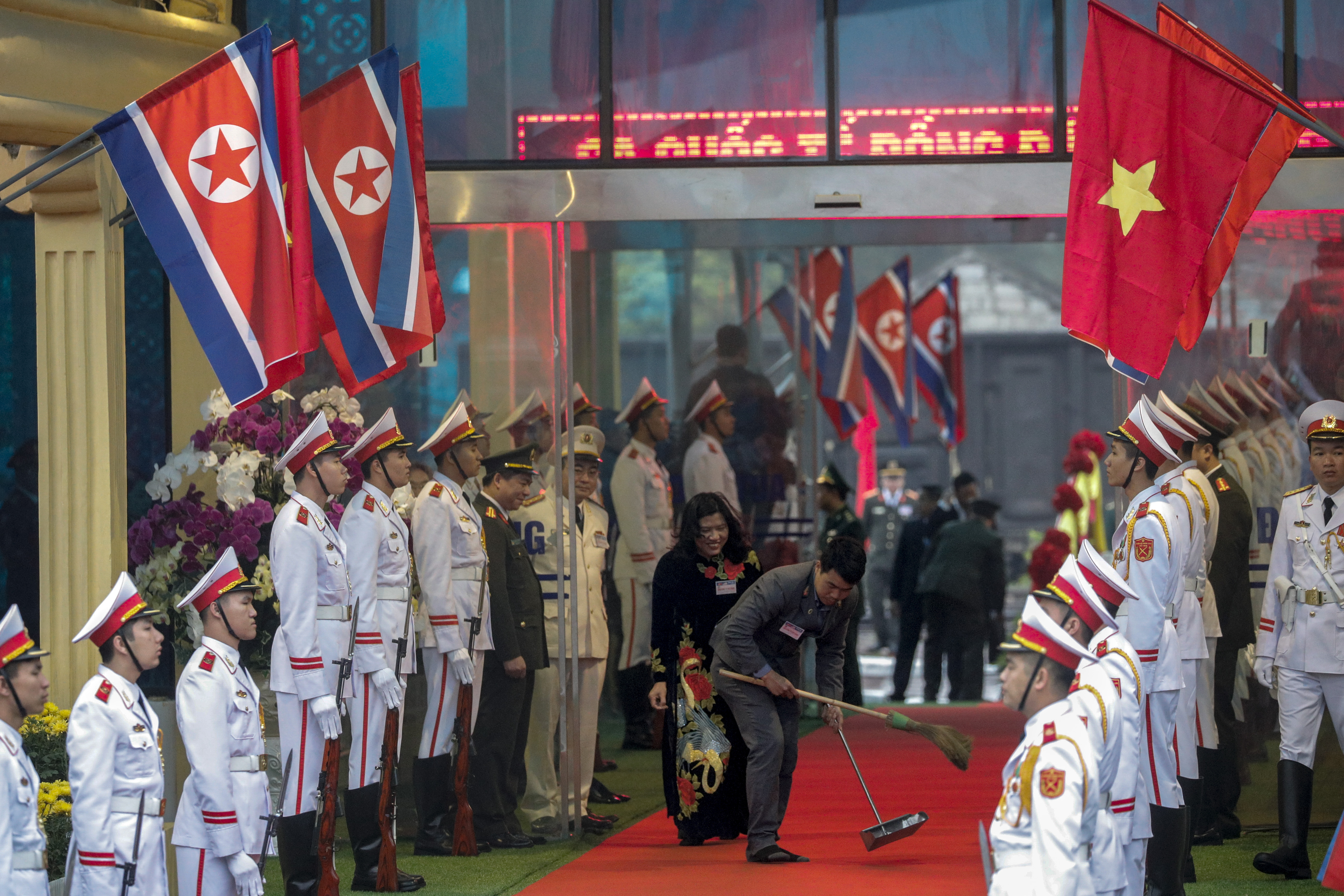 FOTO | Kim Jong-Un a ajuns în Vietnam, pentru summitul dintre Statele Unite şi Coreea de Nord. Liderul nord-coreean, întâmpinat cu covor roșu