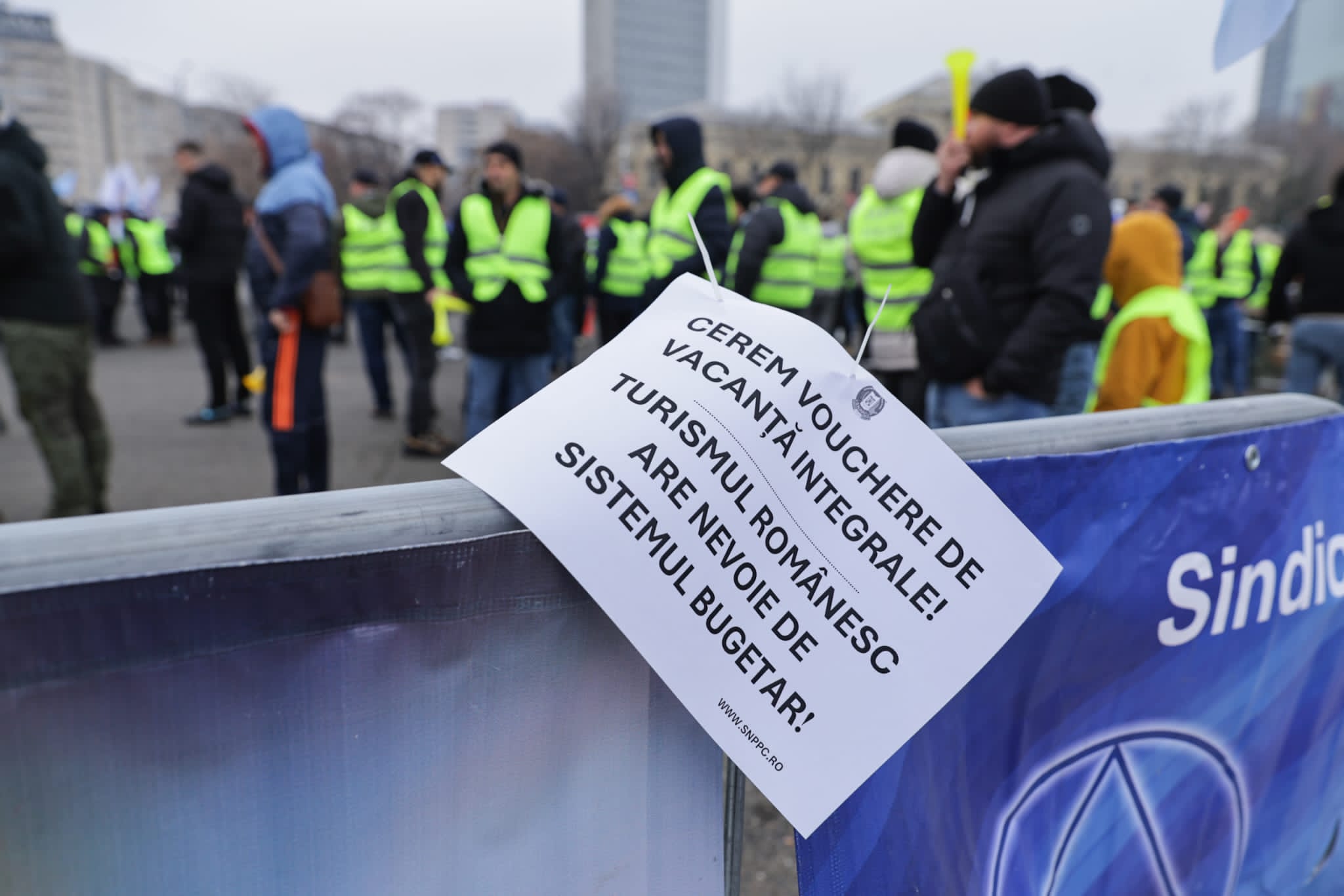 Protest în Piața Victoriei al sindicatelor din penitenciare faţă de Ordonanţa „trenuleţ”: „Guvernul nu îngheaţă salariile, ci le taie”