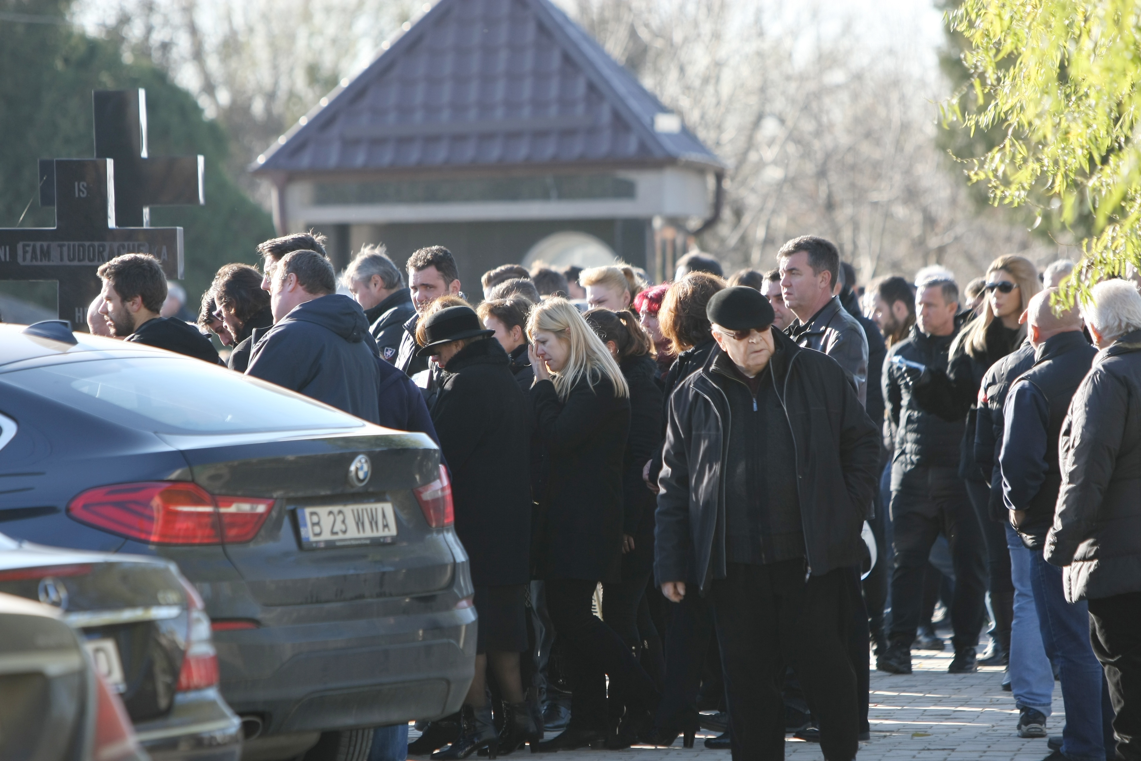 Daniel Prodan a fost înmormântat, azi, la cimitirul Sf. Ilie din Voluntari. Promisiune în lacrimi făcută de Gică Popescu: ”Îți vom îndeplini visul” | GALERIE FOTO