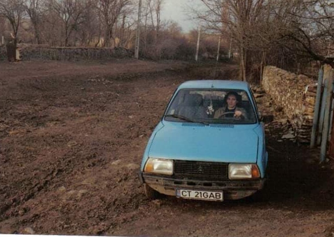 Astăzi conduc limuzine însă nu pot uita primele lor ”autoturisme” Ce mașini au condus vedetele cândva!