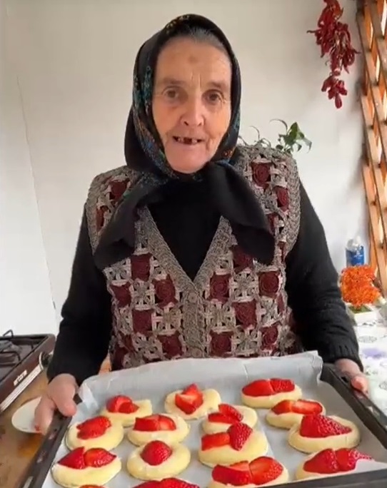 Bunica Gherghina, apariție în noul film „Nosferatu”, alături de Bill Skarsgard și fiica lui Johnny Depp. E virală pe TikTok cu rețetele ei