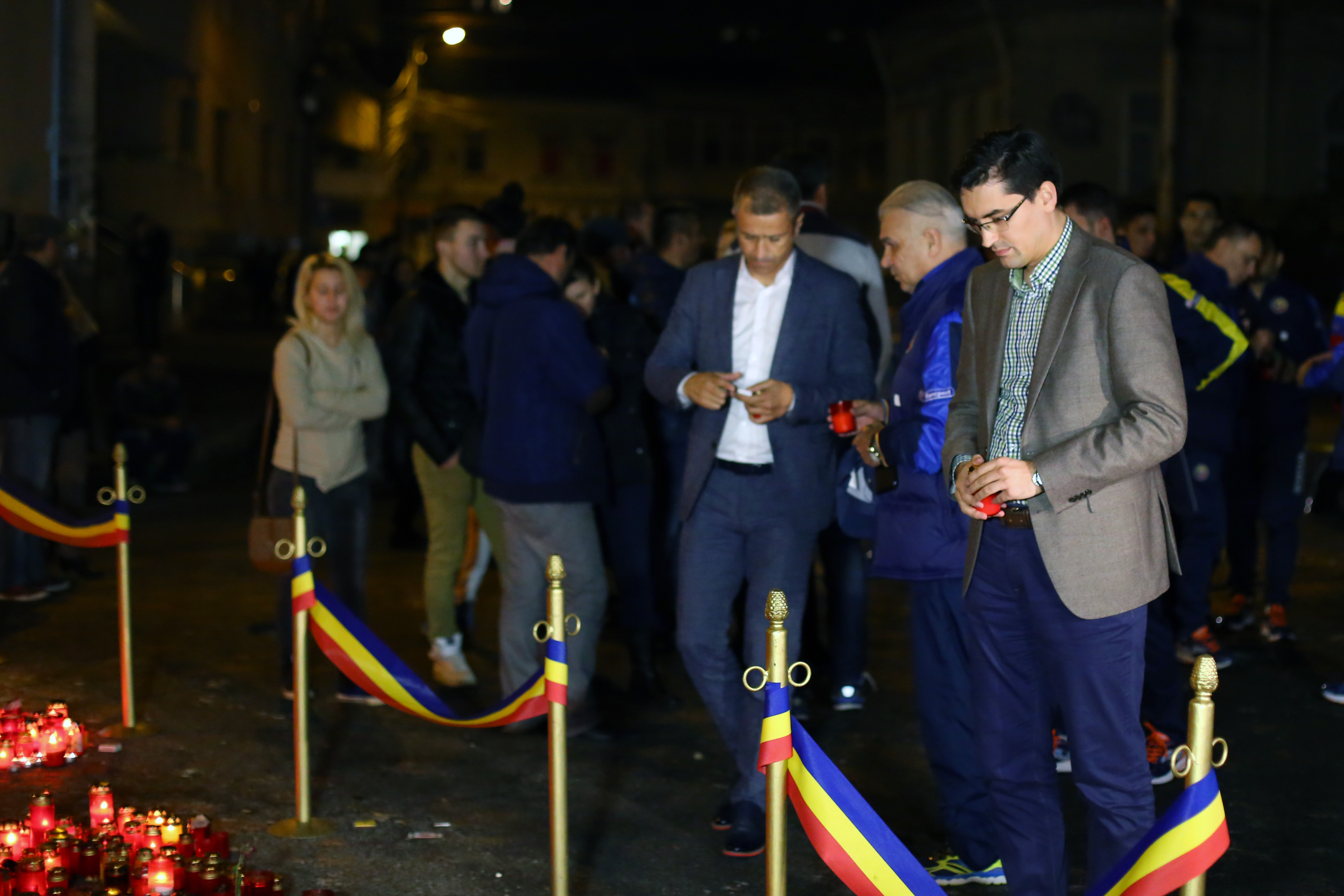 Tricolorii au adus un omagiu victimelor tragediei din Colectiv. ^Vor juca în tricouri speciale cu Italia. Numere negre, cu numele celor decedați / FOTO&VIDEO