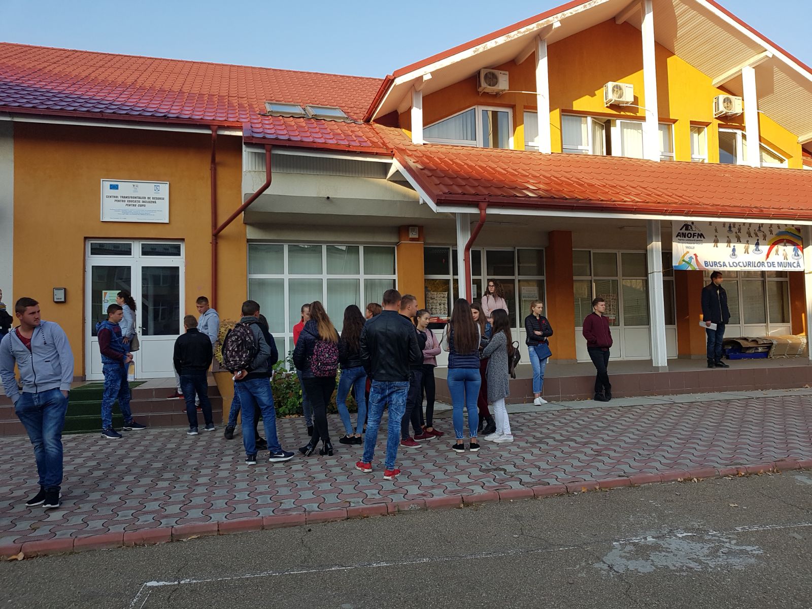 REPORTAJ: Campionii șomajului din România au tratat cu dispreț bursa locurilor de muncă pentru absolvenți de la Vaslui| GALERIE FOTO