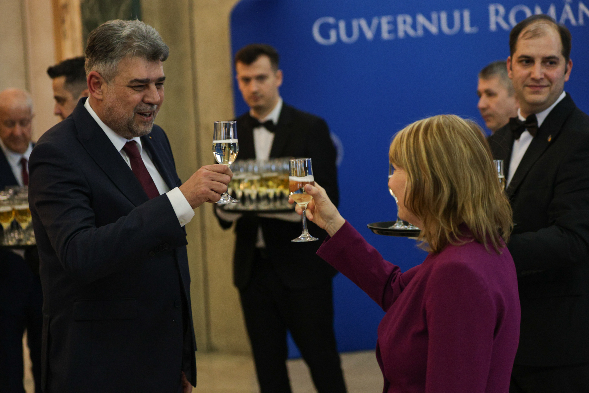 Românii pot călători în SUA fără vize din 31 martie. Decizia, oficializată de Marcel Ciolacu, ambasadoarea SUA și Hagi: „Un moment istoric”
