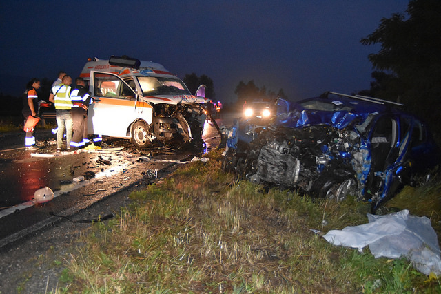 Accident violent cu ambulanța în apropiere de Caransebeș. Ambii șoferi au murit