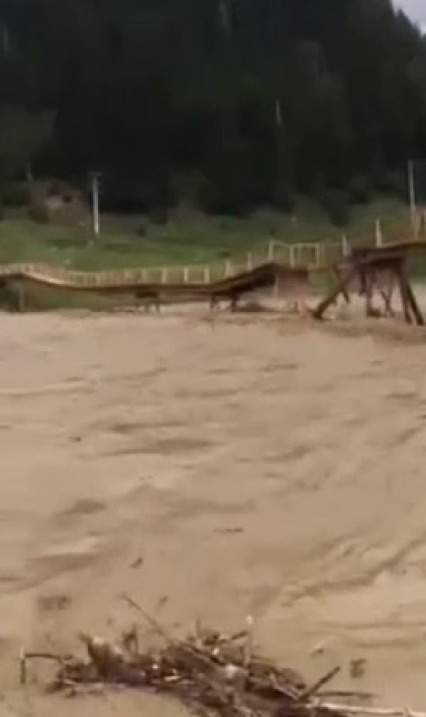 Un pod a fost distrus de viitură în zona Frasin-Moldovița, județul Suceava