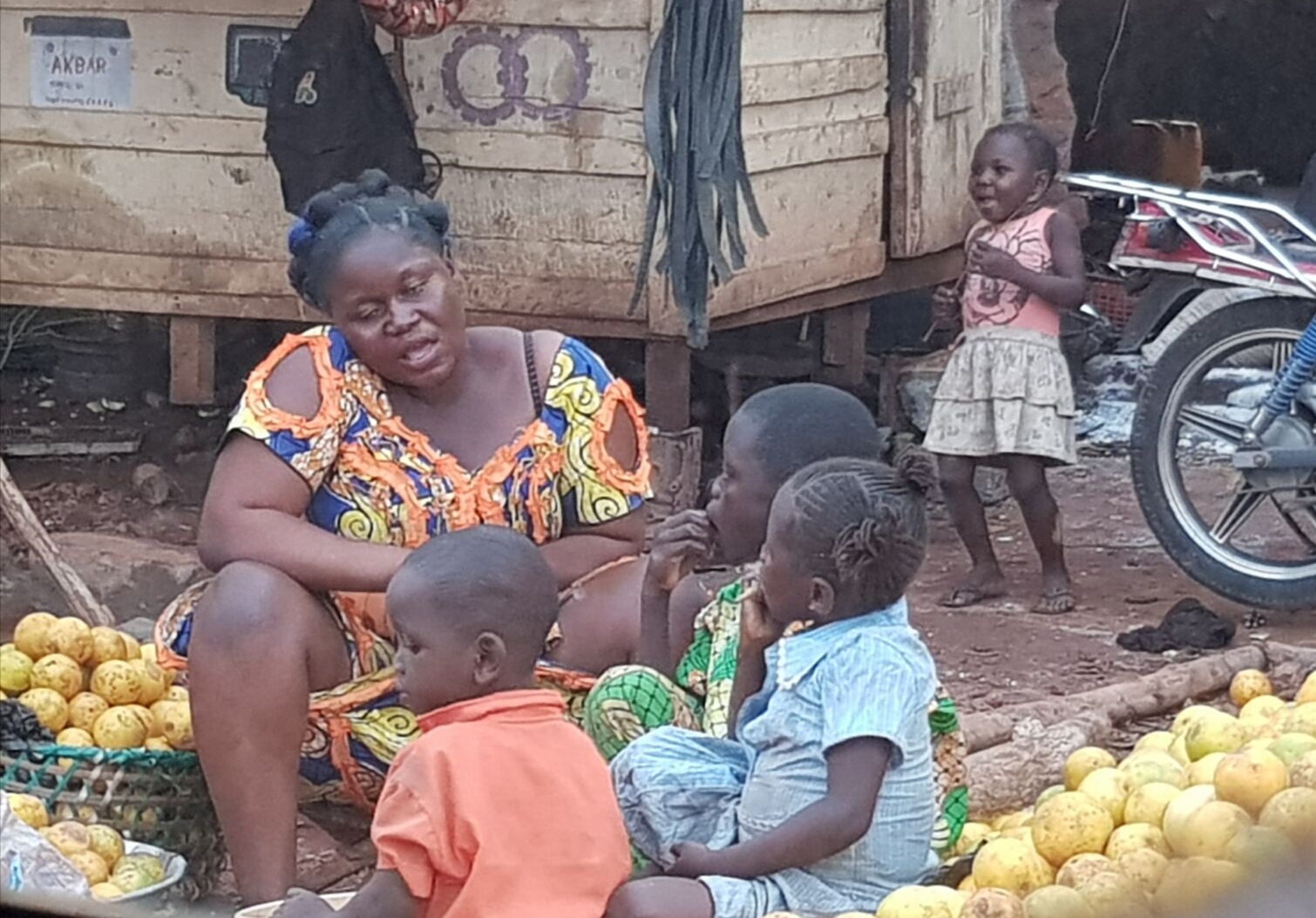 O femeie-jandarm din România, în iadul din mijlocul Africii. Acolo, localnicii își măcelăresc dușmanii cu macetele, îi omoară cu pietre sau îi ard de vii!