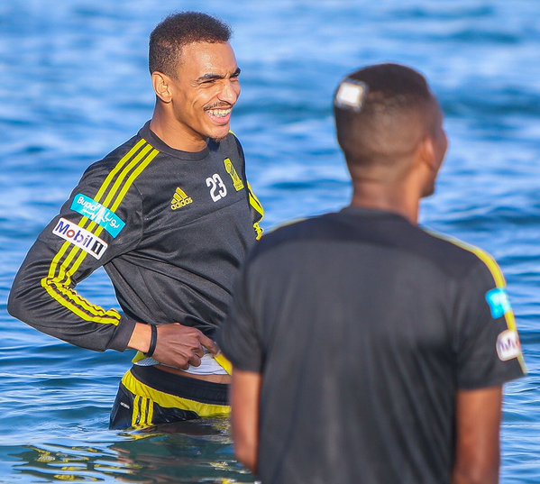 Victor Pițurcă scoate untul din fotbaliștii săi pe plaja din Dubai / GALERIE FOTO