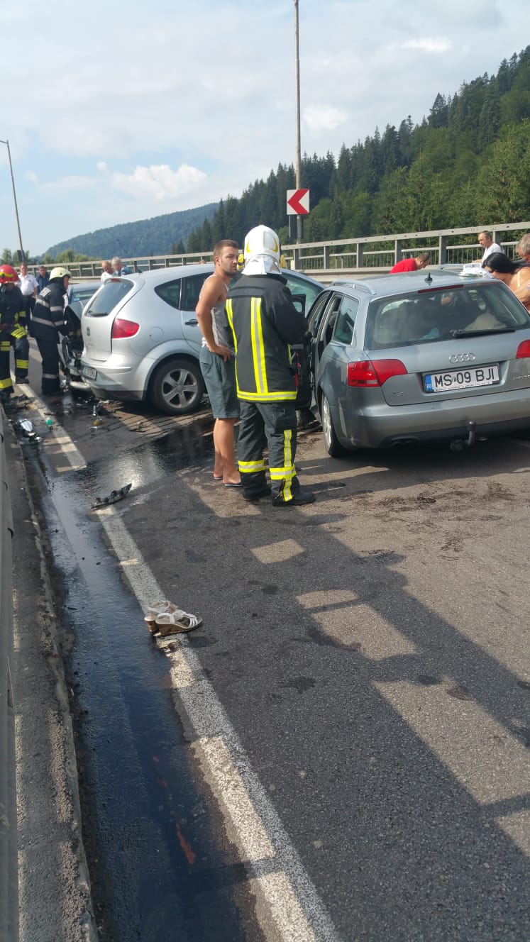 UPDATE: Accident pe podul de la Predeal. Șapte oameni, printre care doi copii, au fost răniți