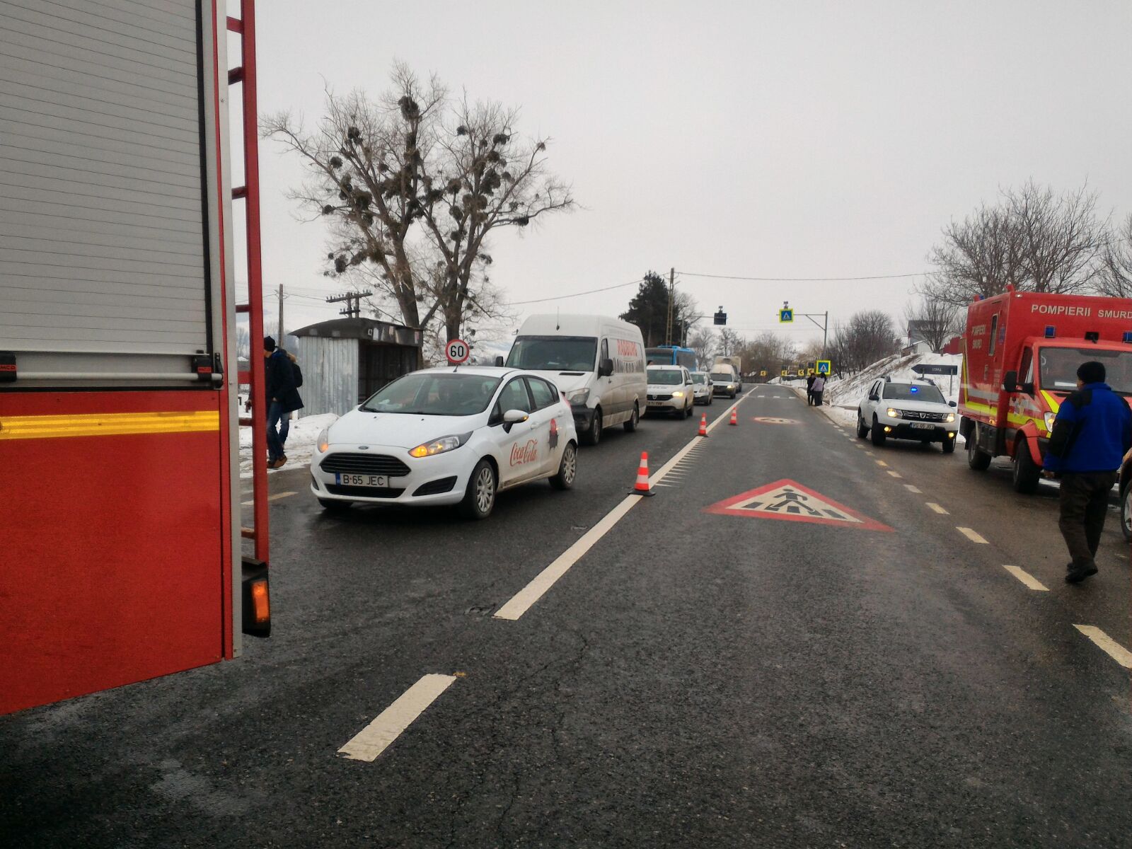 Un mort și două persoane încarcerate într-un accident în Vaslui în care a fost implicat un microbuz cu 10 călători/FOTO