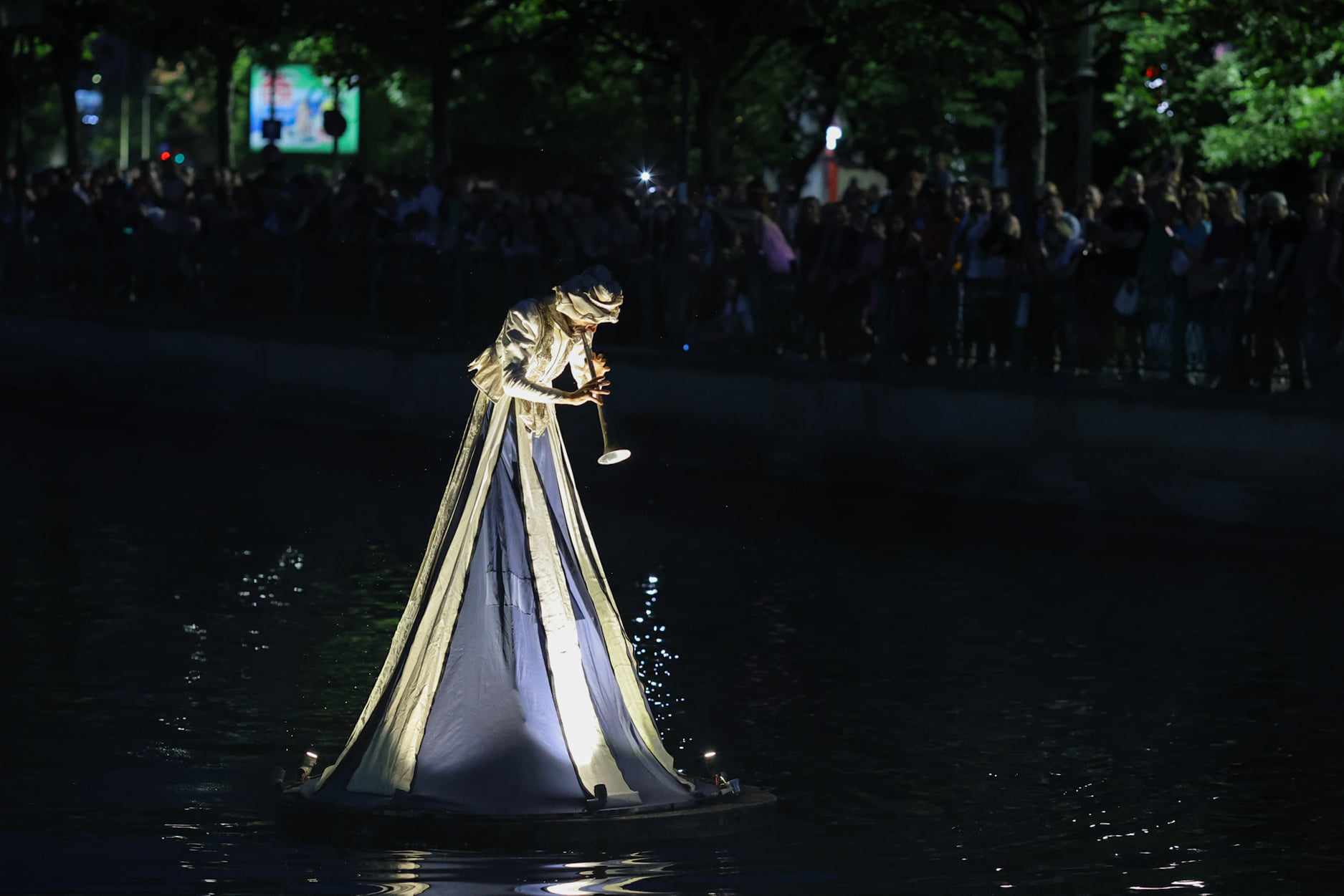 Teatru pe apă. Imagini de la spectacolul inedit desfășurat în București pe râul Dâmbovița
