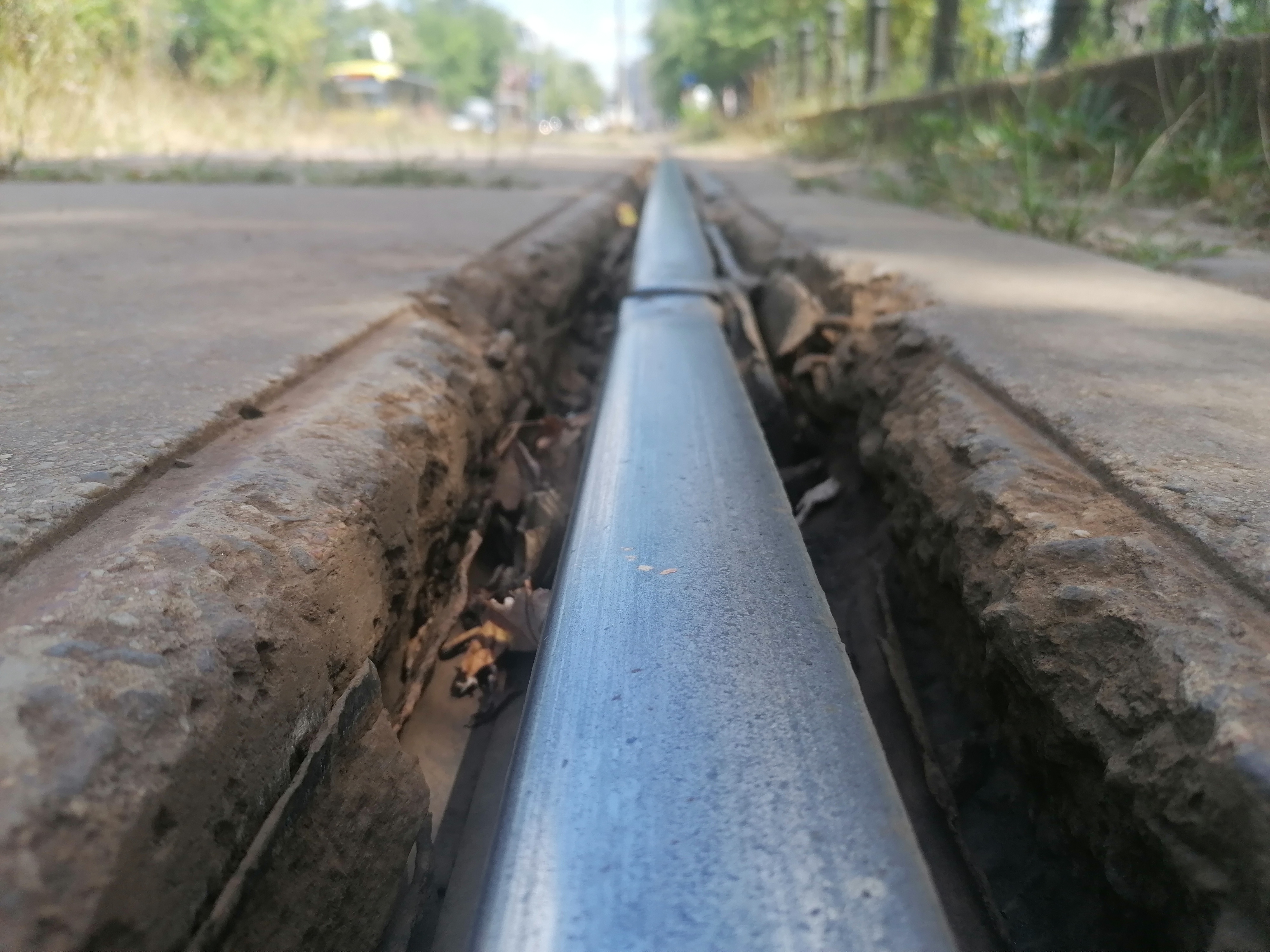 Gropi, șine rupte și segmente lipsă. Imagini cu liniile de tramvai care îi înspăimântă pe bucureștenii care vin la muncă în Pipera: „Mai bine cobor cu două stații înainte”