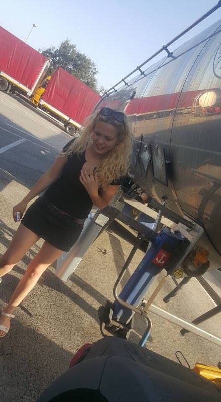 Cea mai tare din parcare! O blondă sexy străbate Europa la volanul unui TIR de 40 de tone încărcat cu... substanțe periculoase!