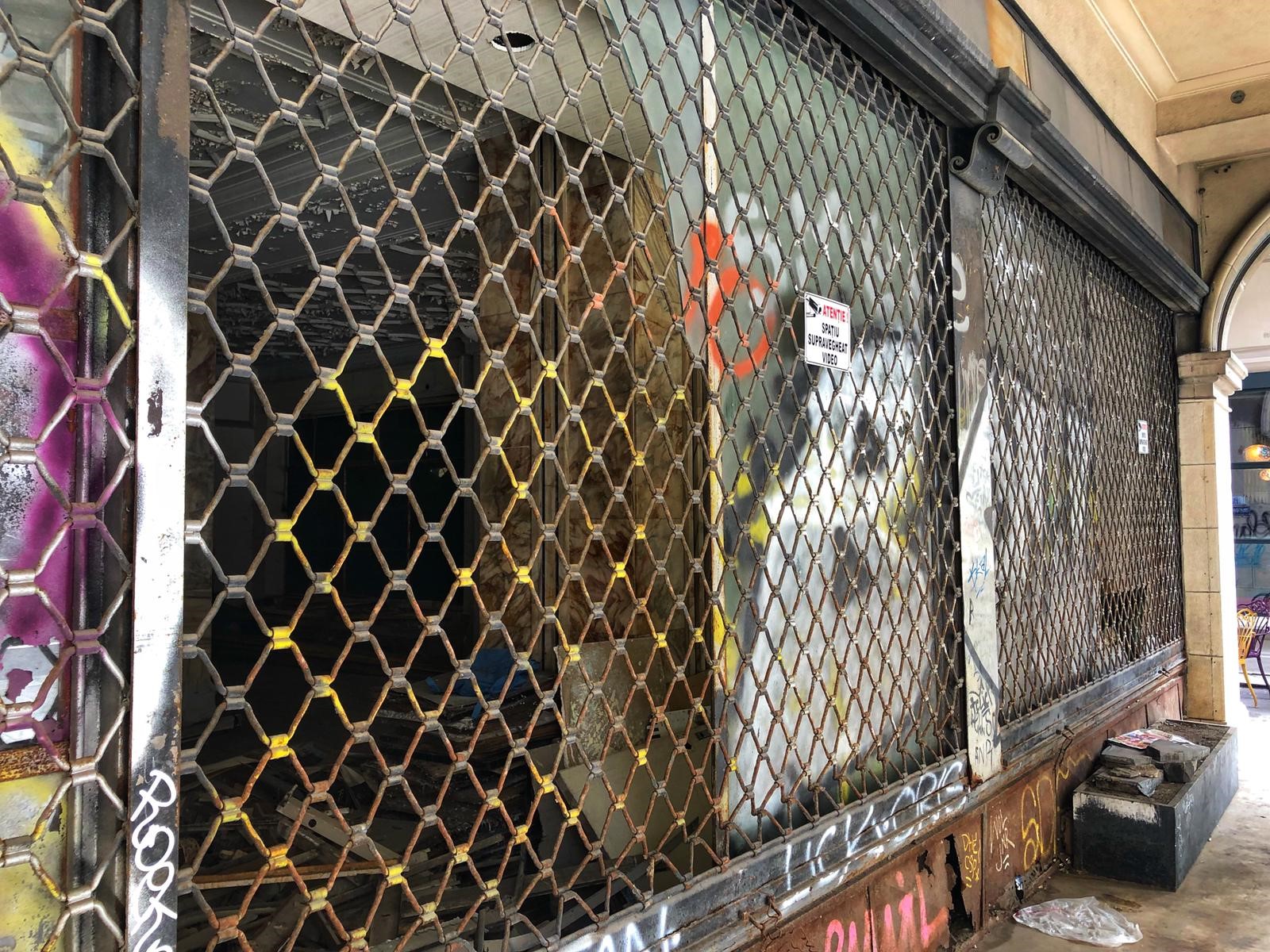 Blocul Rosenthal de pe Calea Victoriei intră în reparații. Fostul sediu al Băncii de Comerț Exterior, lăsat în paragină în ultimii 20 de ani / FOTO