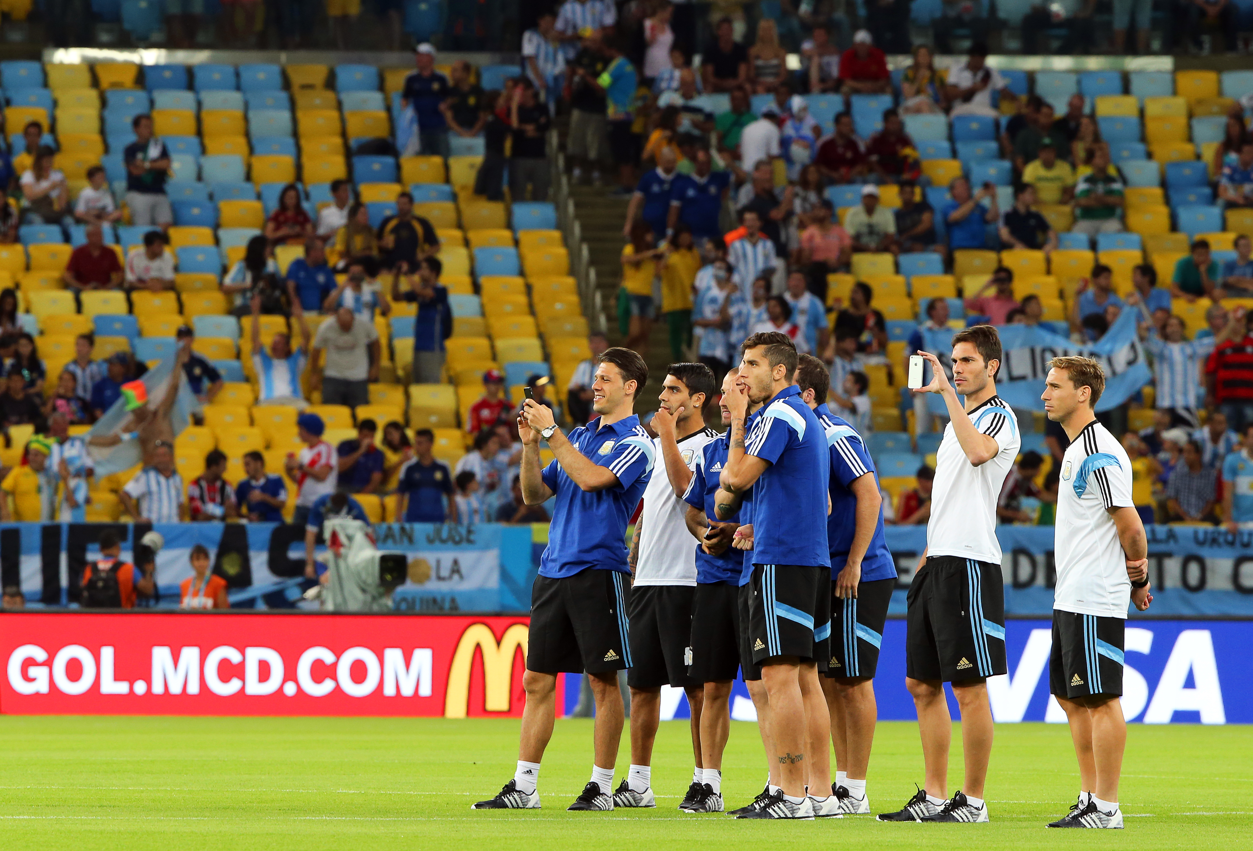 Argentina joacă super-fotbal și are super-suporterițe. Să tot joace Messi!