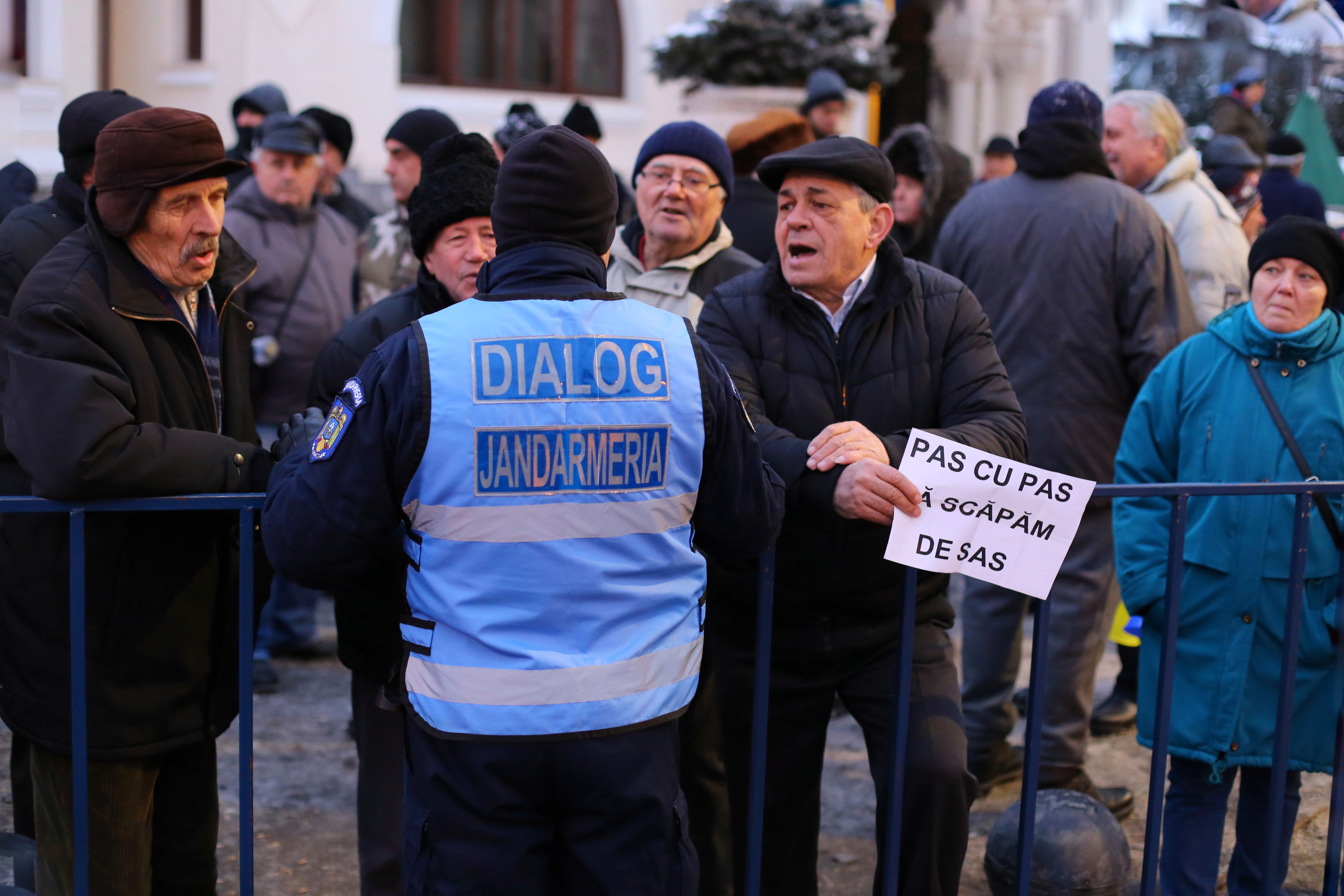 UPDATE. A 14-a zi de proteste în Capitală. Circa 1.000 de oameni s-au adunat din nou în Piața Victoriei și circa 200 la Palatul Cotroceni / FOTO