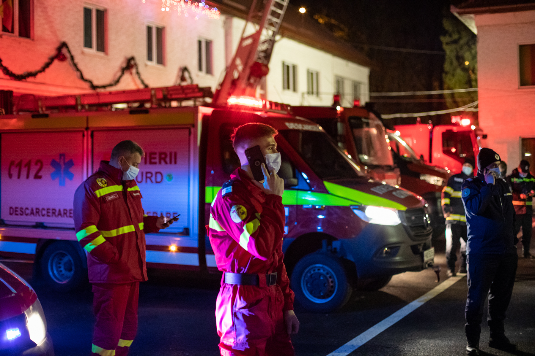 Noaptea dintre ani cu pompierii brașoveni: Cola, în loc de șampanie, și tânărul de 19 ani care n-a vrut să fie jandarm pentru a nu fi „împotriva cetățenilor”