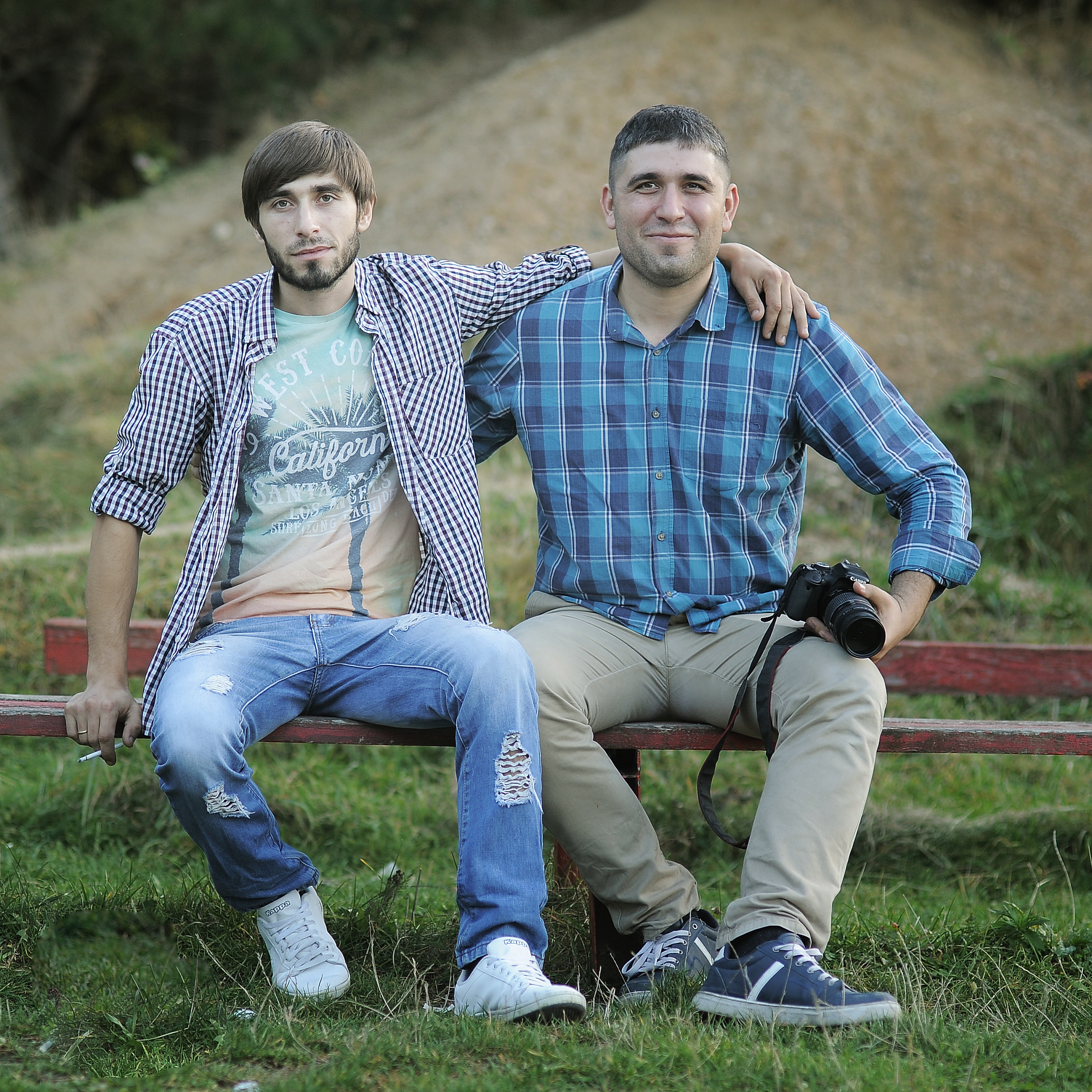 REPORTAJ/ Doi frați basarabeni, unul jurist și altul programator, au renunțat la meserii și s-au făcut clovni.”Ne place să vedem oameni veseli!”