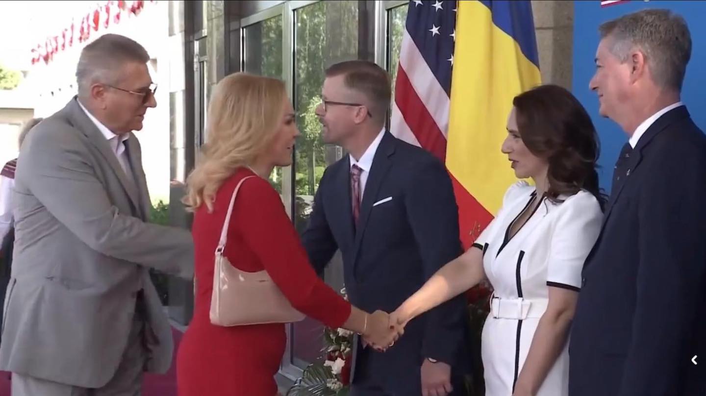 Cum a apărut îmbrăcată Gabriela Firea la recepția organizată de Ambasada SUA la București de Ziua Americii. Cine a însoțit-o la eveniment