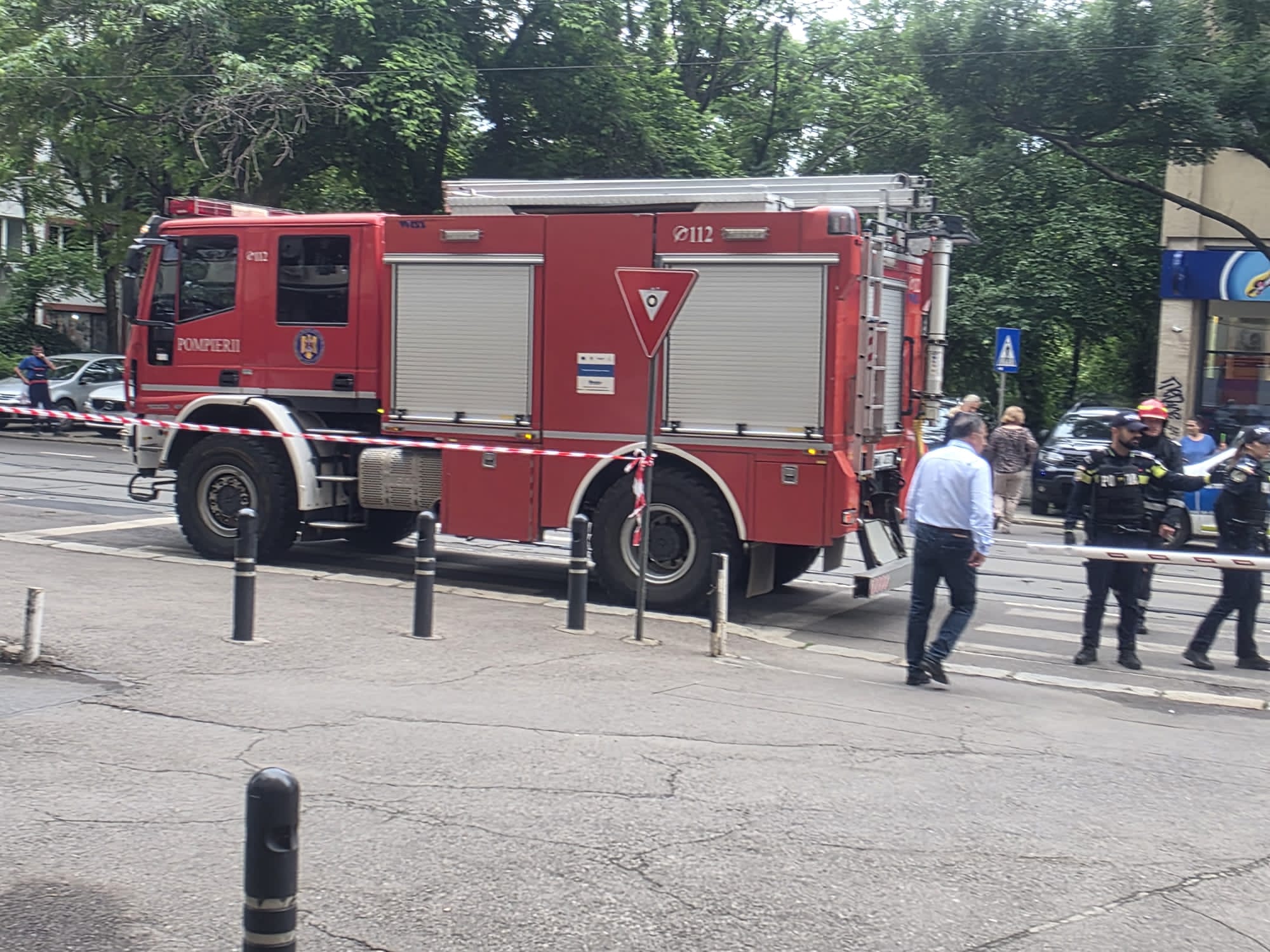 Reprezentanții firmei Kronlift care a făcut revizia susțin că liftul din Ministerul Transporturilor nu s-a prăbușit: „A depășit stația parter, se poate întâmpla să se oprească mai brusc”. ISCIR îi contrazice: „A căzut de la etajul 4”