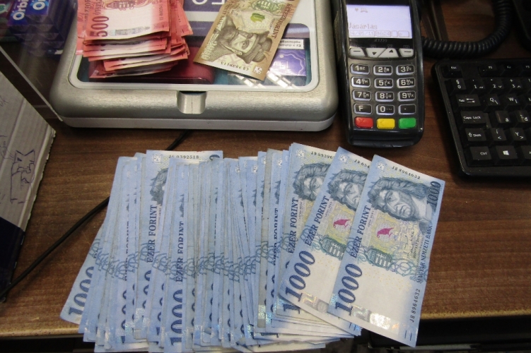 Gyorskötözővel bilincselte meg a rabló egy újbudai dohánybolt eladóját: a rendőrök még aznap elkapták a fiatal férfit