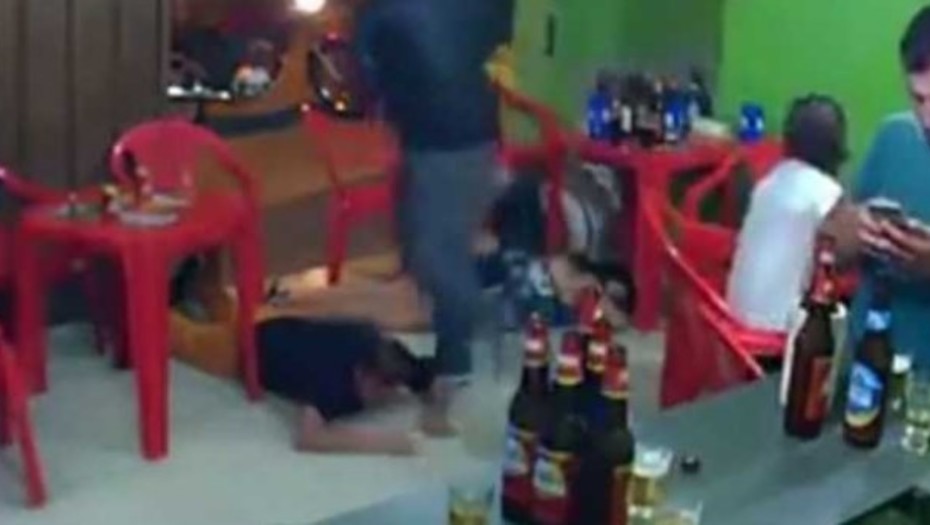 Dependent de telefonul mobil, n-a văzut jaful petrecut sub ochii lui într-un bar | FOTO
