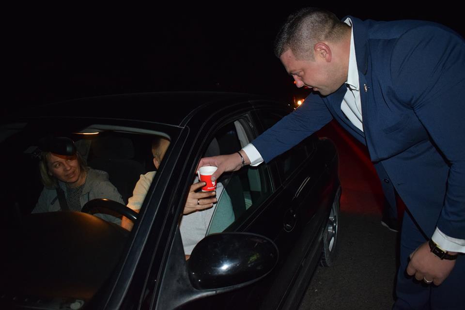 De ce a făcut cinste cu 100 de cafele prefectul de Vaslui șoferilor din trafic. O campanie de prevenire a oboselii la volan/ FOTO