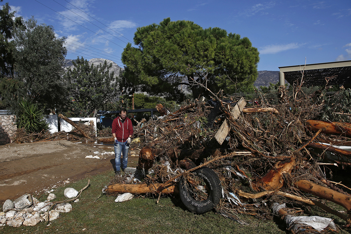 Imaginile dezastrului după furtuna din Grecia! Trei persoane au murit în urma vijeliilor